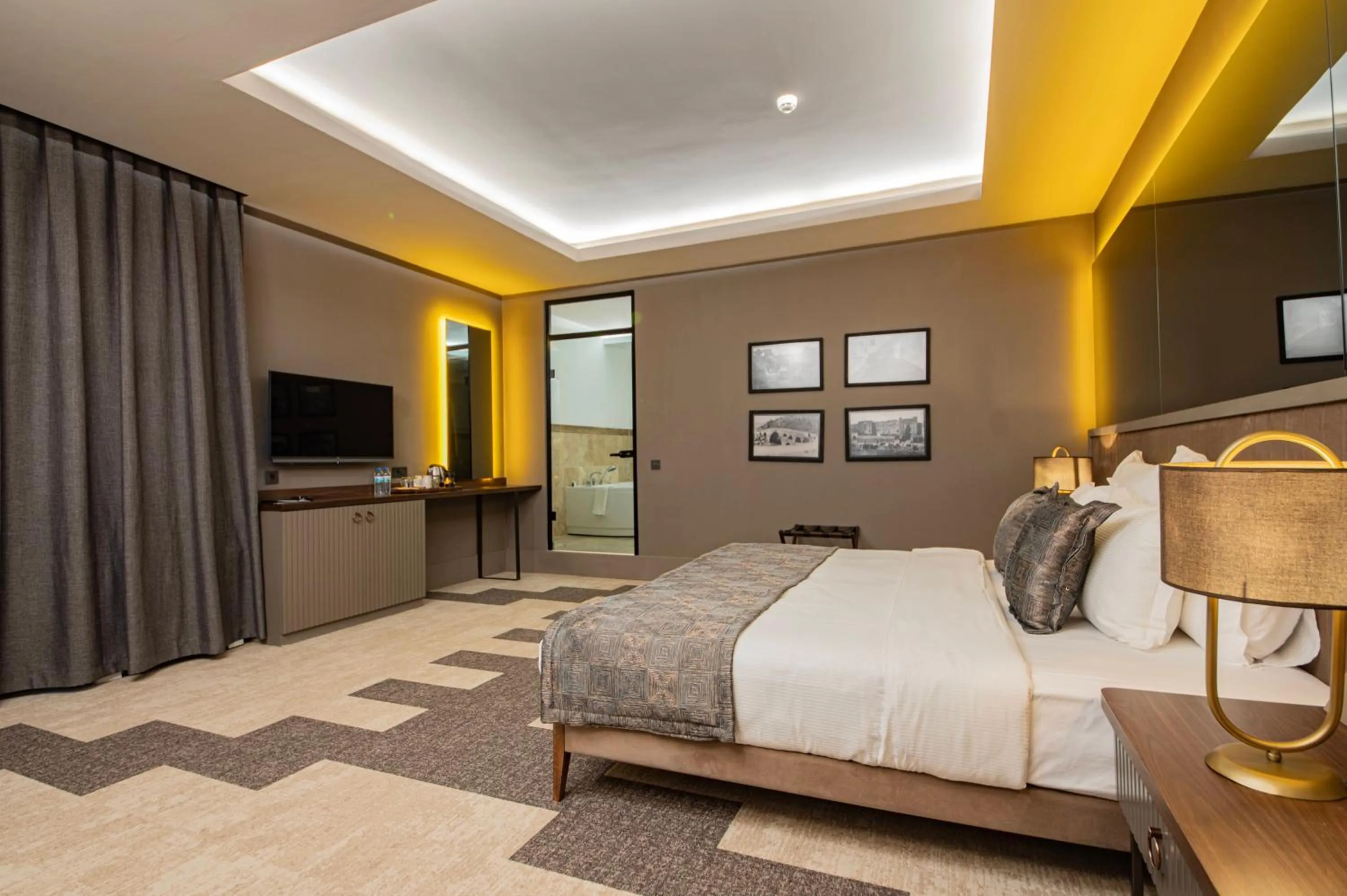 Photo of the whole room, Bed in Four Mansions Hotel