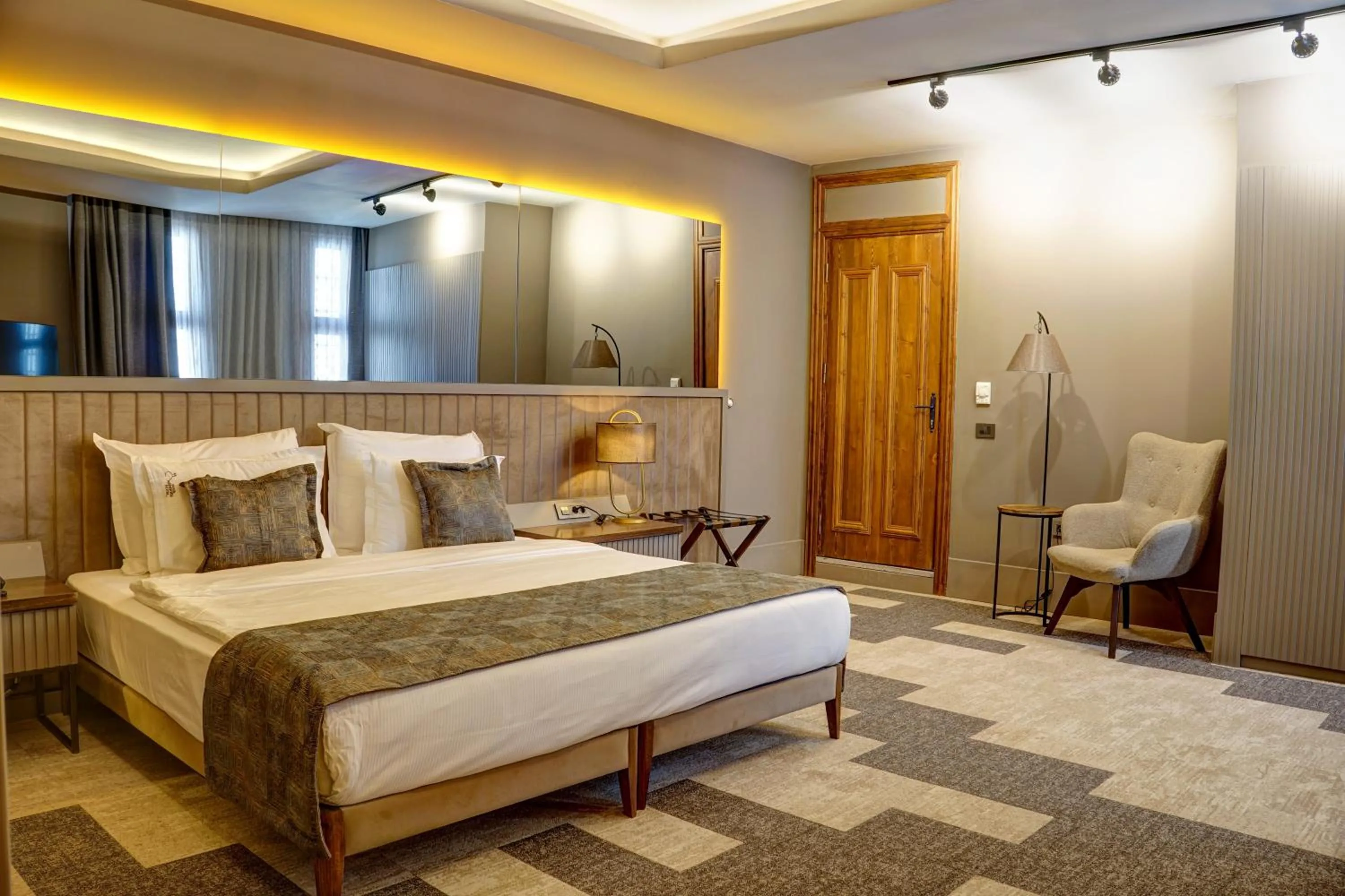 Living room, Bed in Four Mansions Hotel