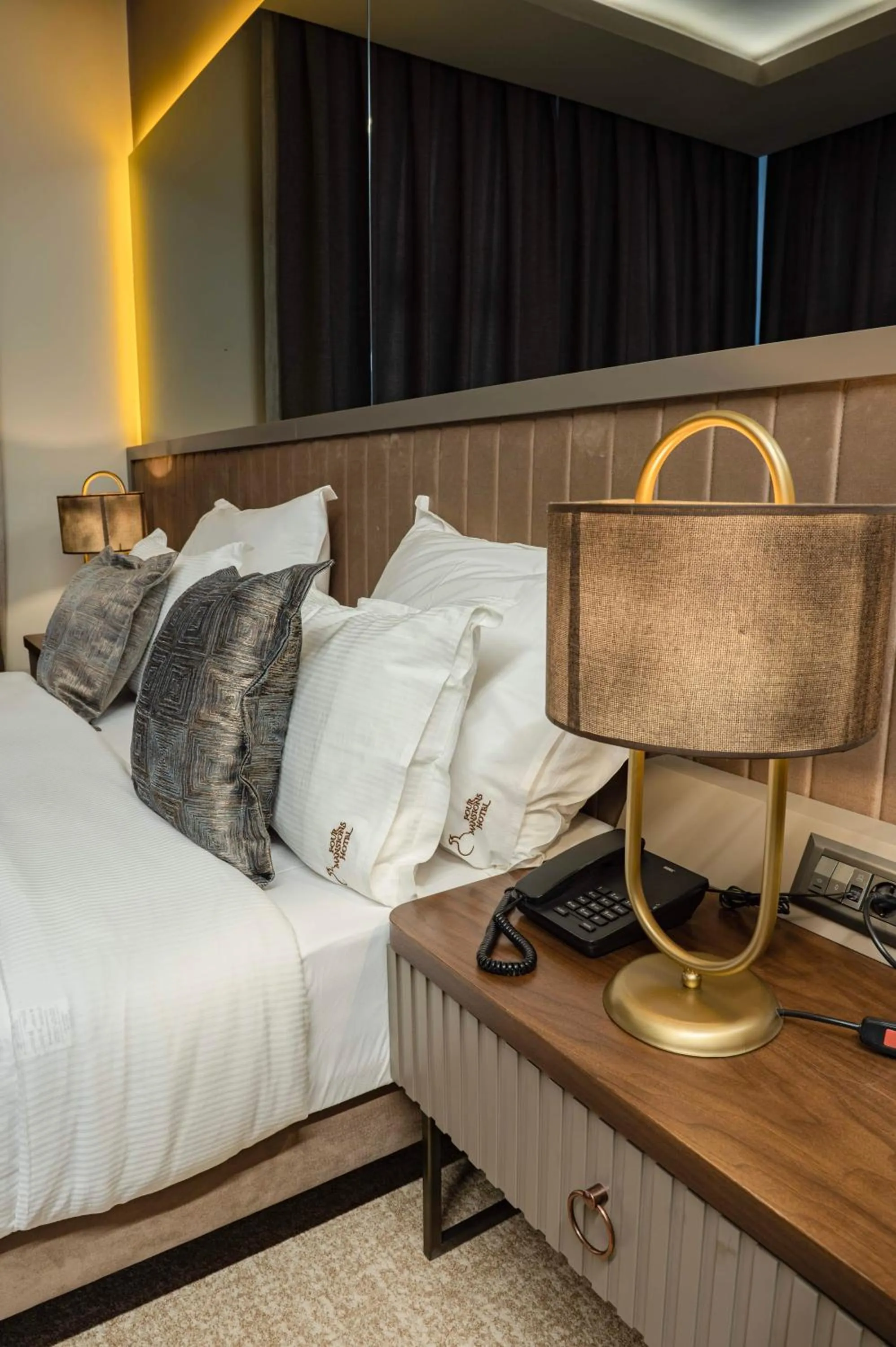 hair dresser, Bed in Four Mansions Hotel