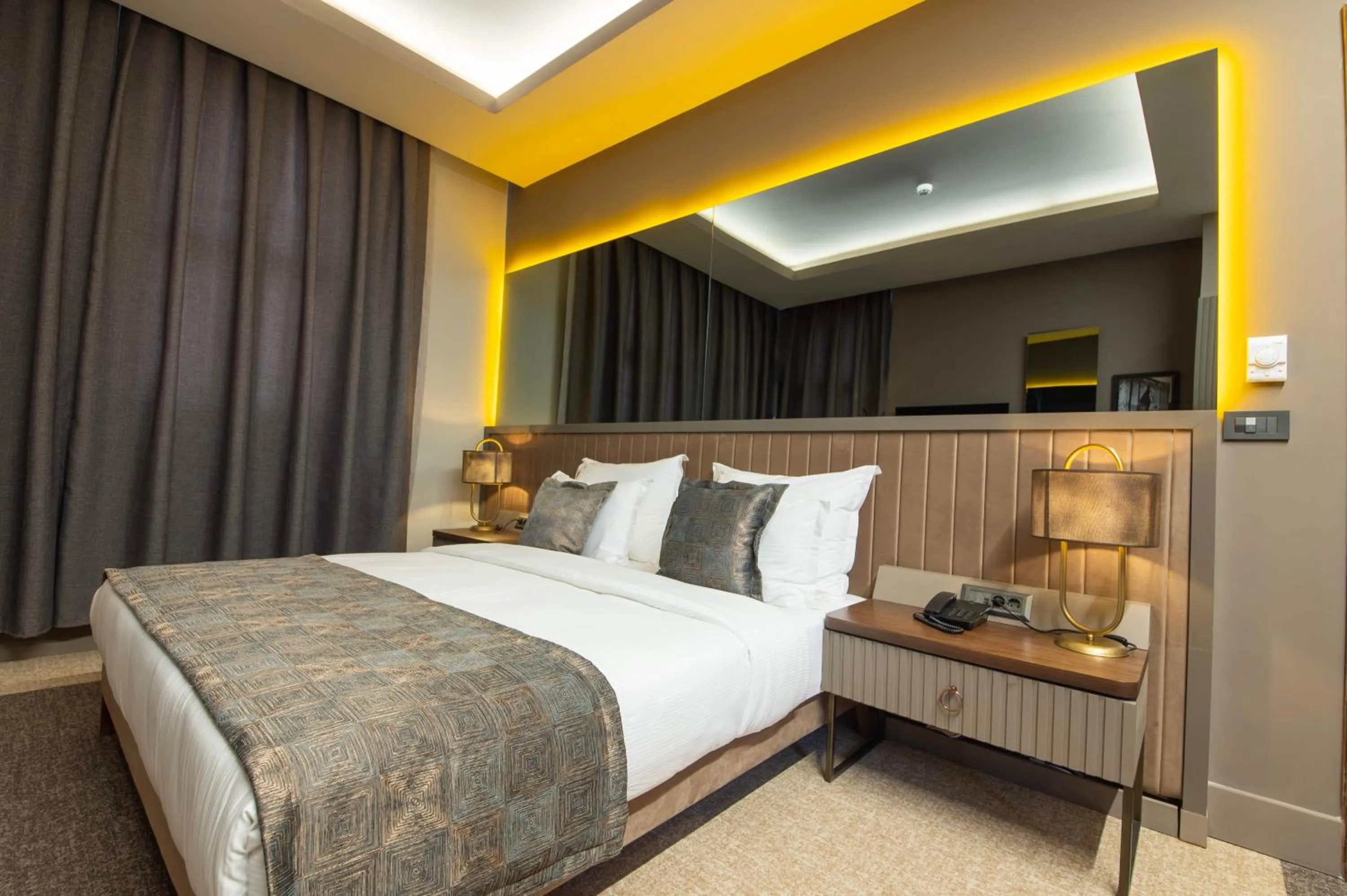 Photo of the whole room, Bed in Four Mansions Hotel