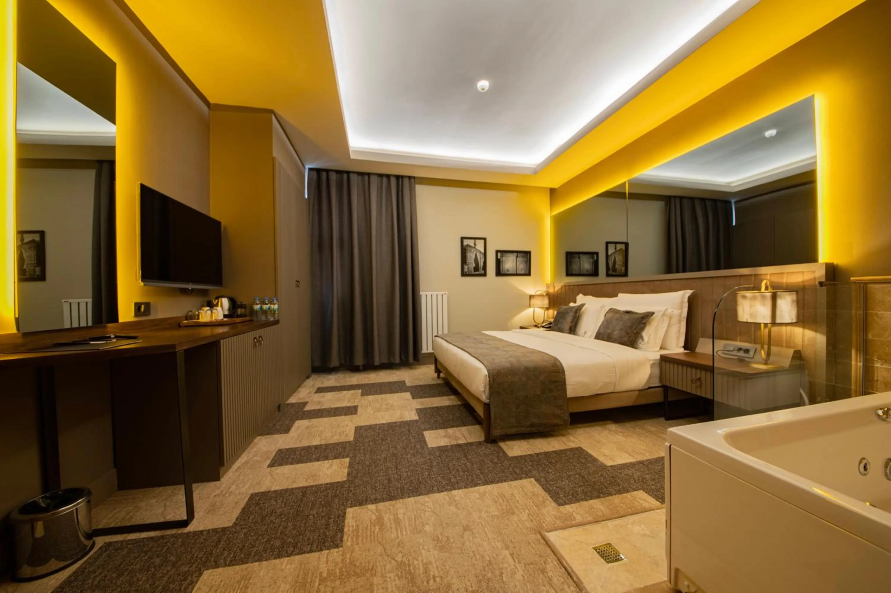 Photo of the whole room, Bed in Four Mansions Hotel