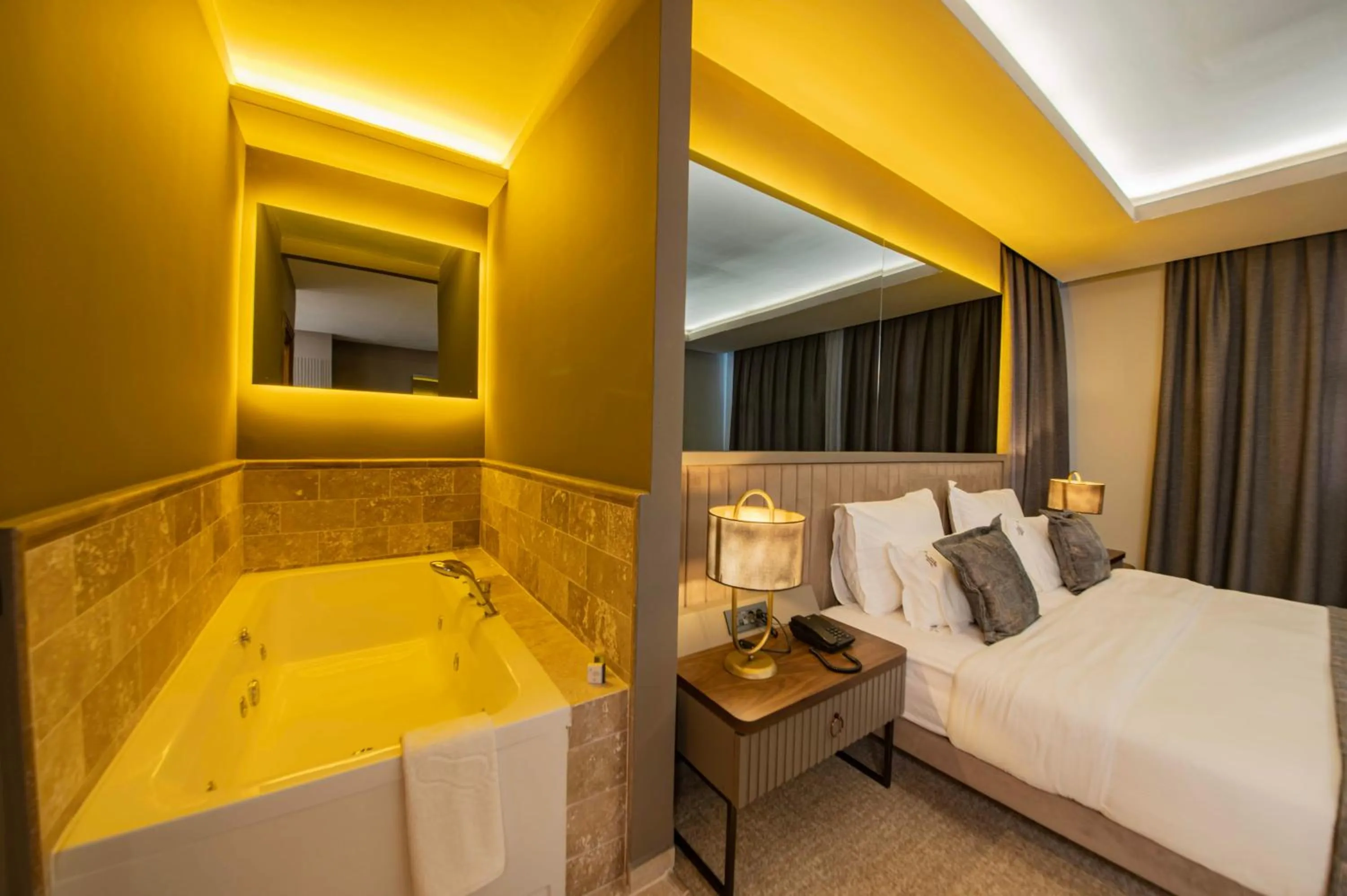 Hot Tub, Bed in Four Mansions Hotel