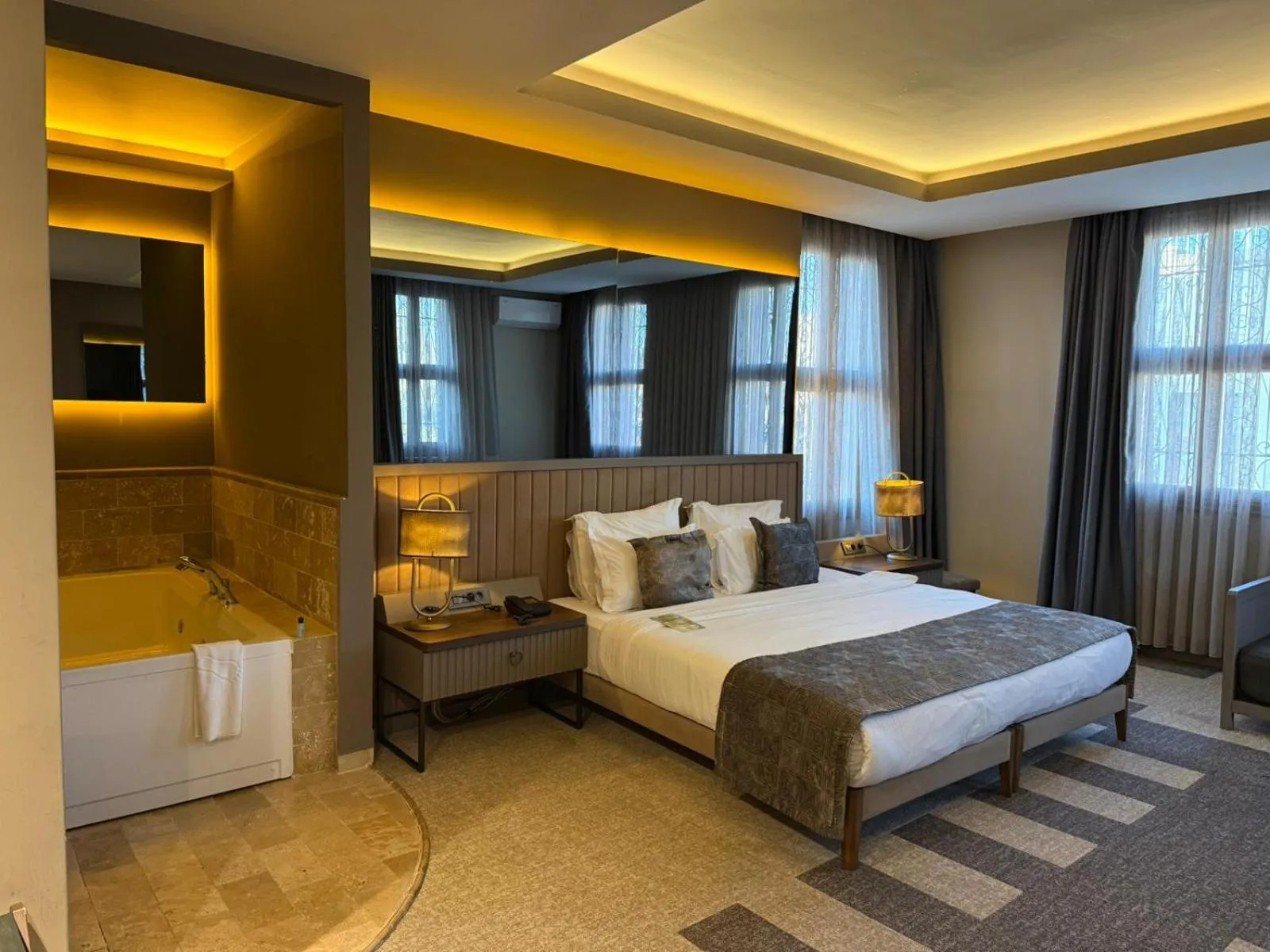 Photo of the whole room, Bed in Four Mansions Hotel