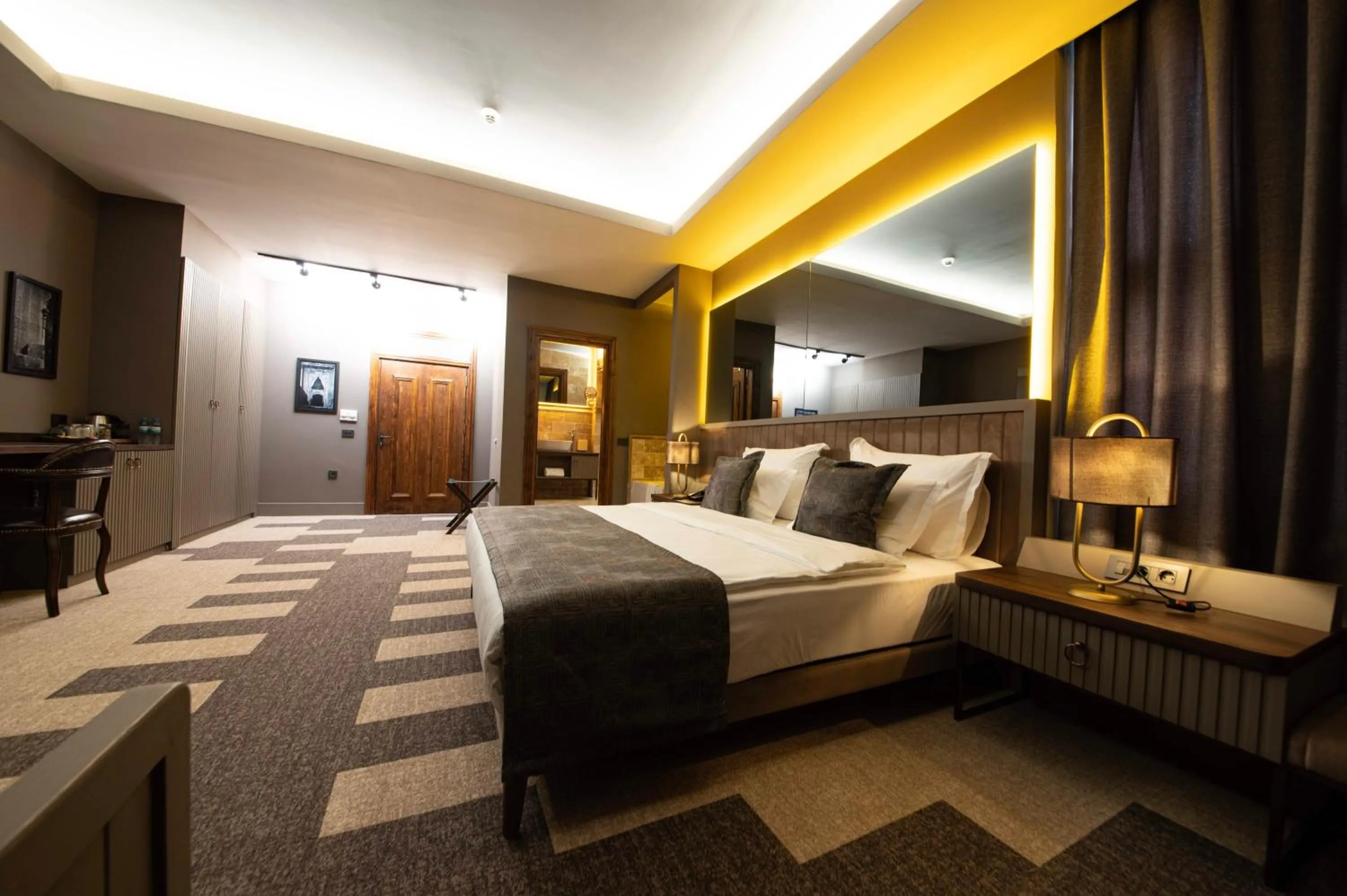 Photo of the whole room, Bed in Four Mansions Hotel