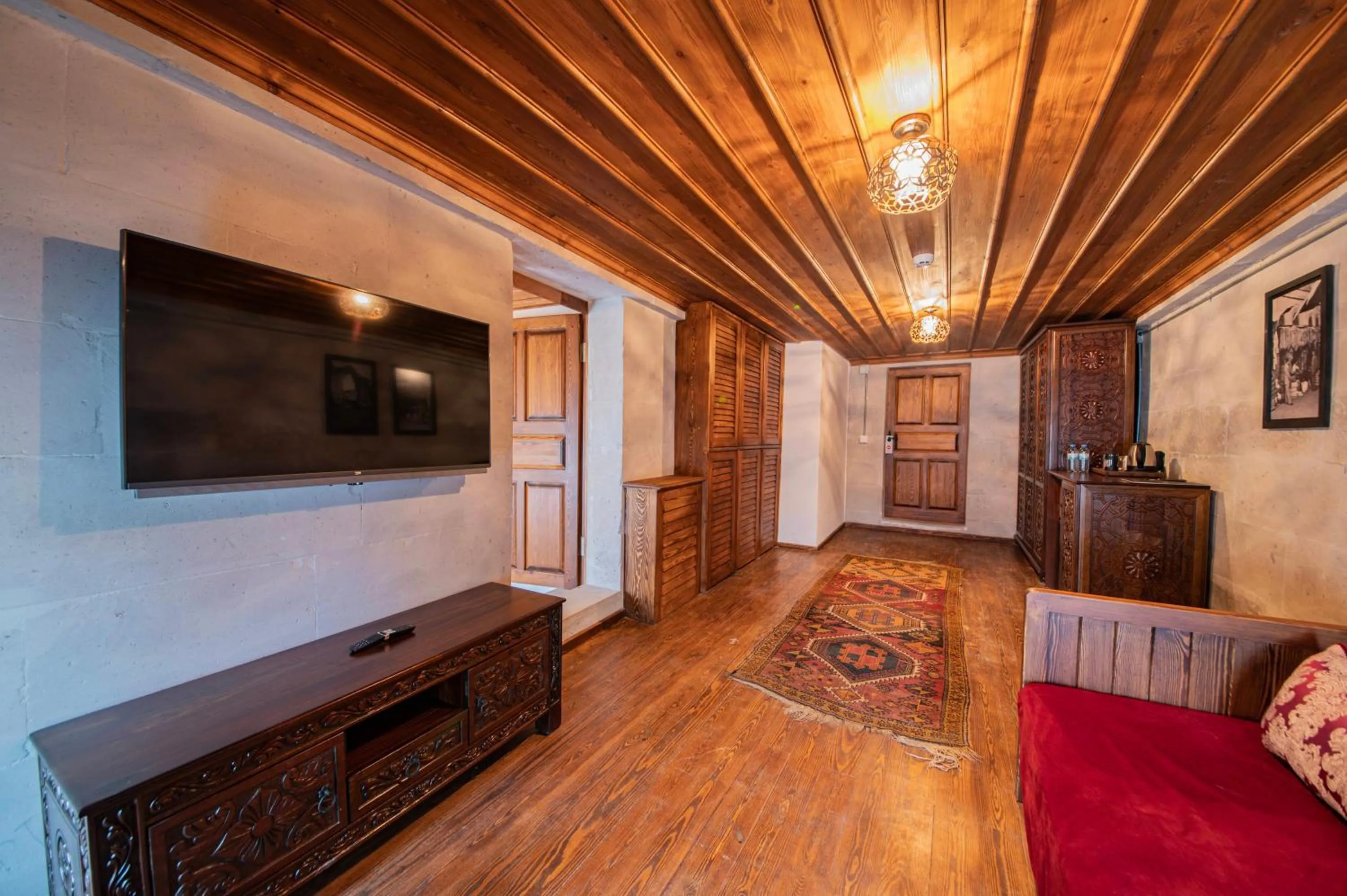 Communal lounge/ TV room in Four Mansions Hotel