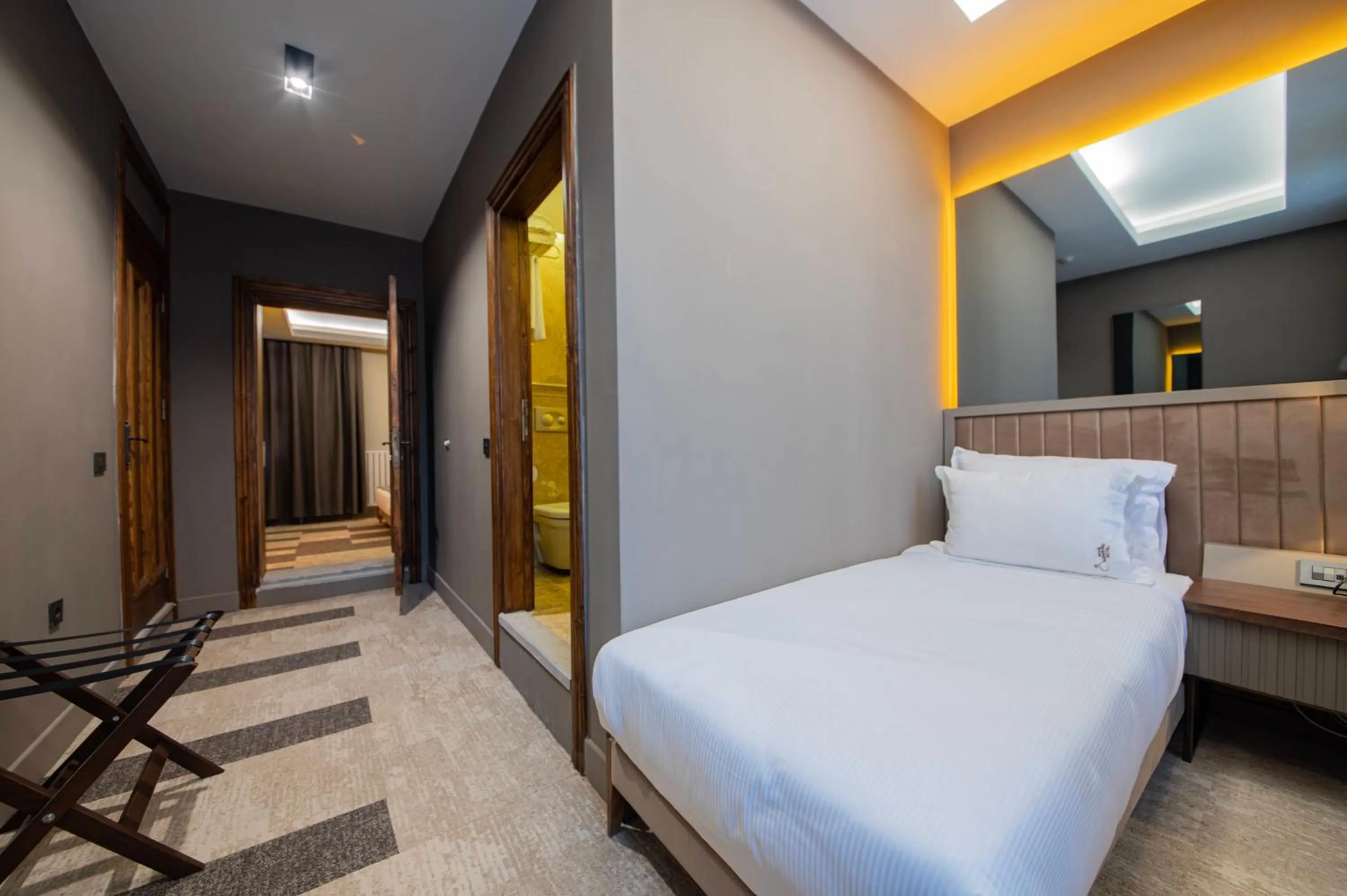 Photo of the whole room, Bed in Four Mansions Hotel