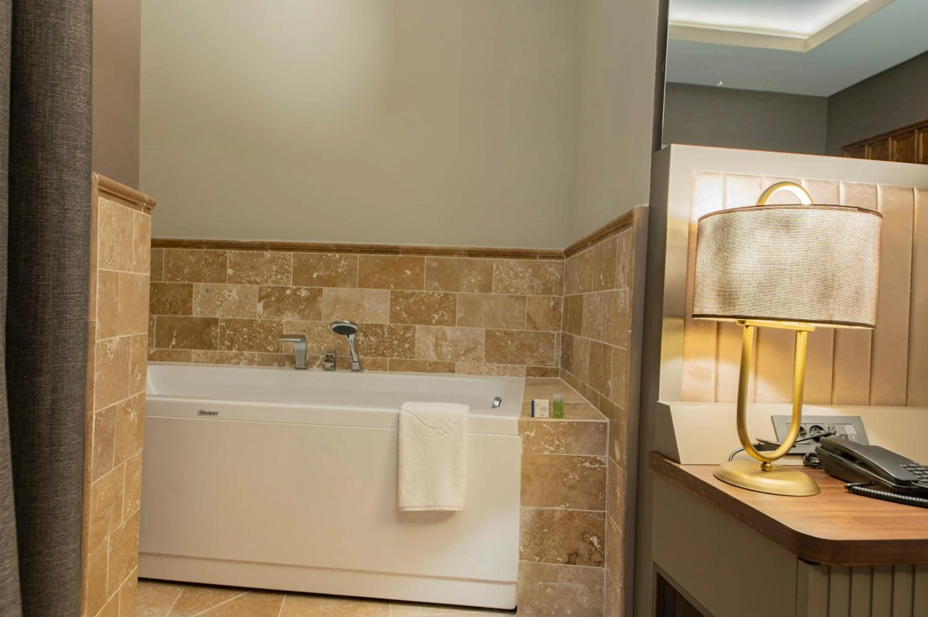 Hot Tub in Four Mansions Hotel