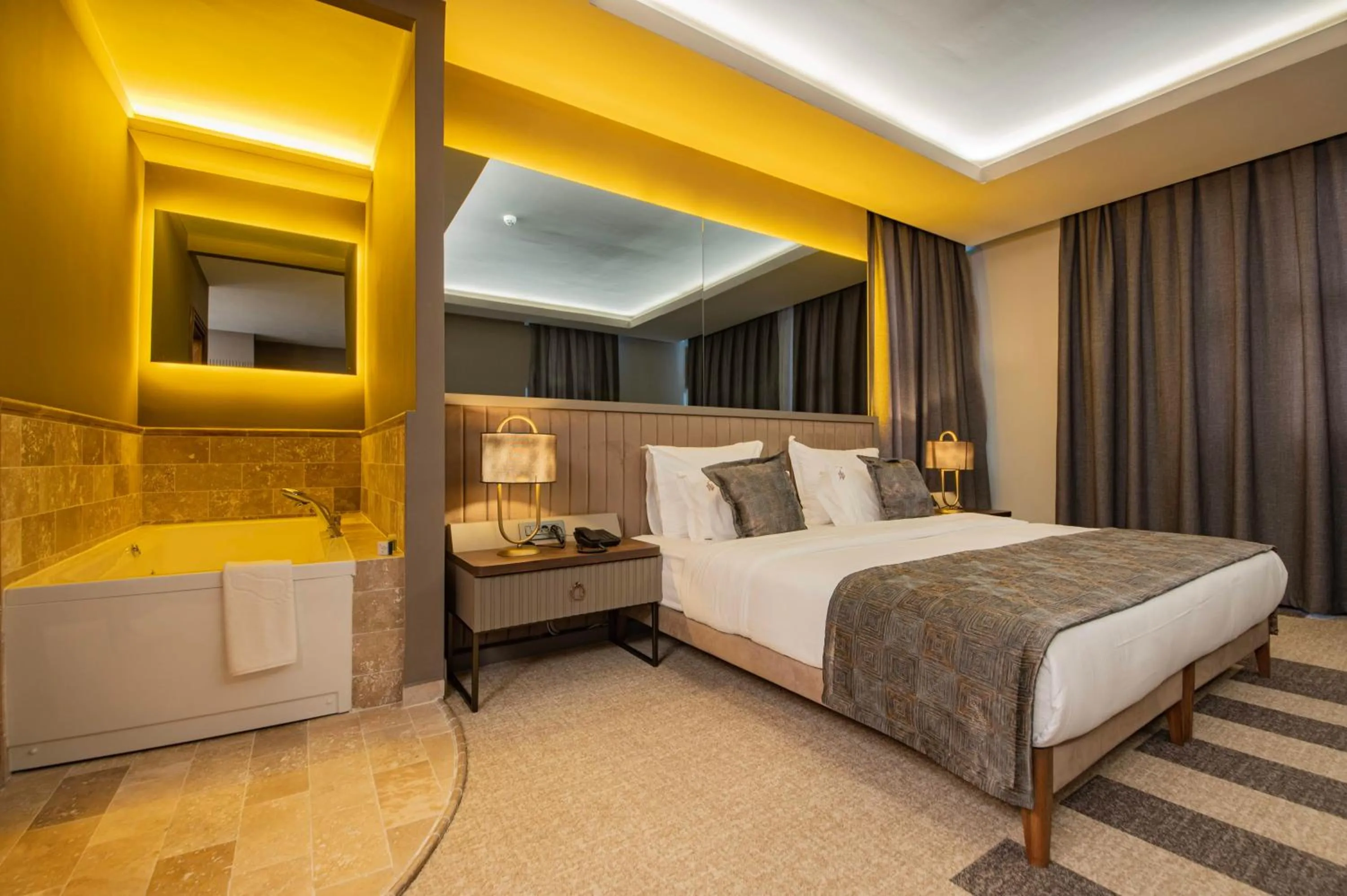 Photo of the whole room, Bed in Four Mansions Hotel