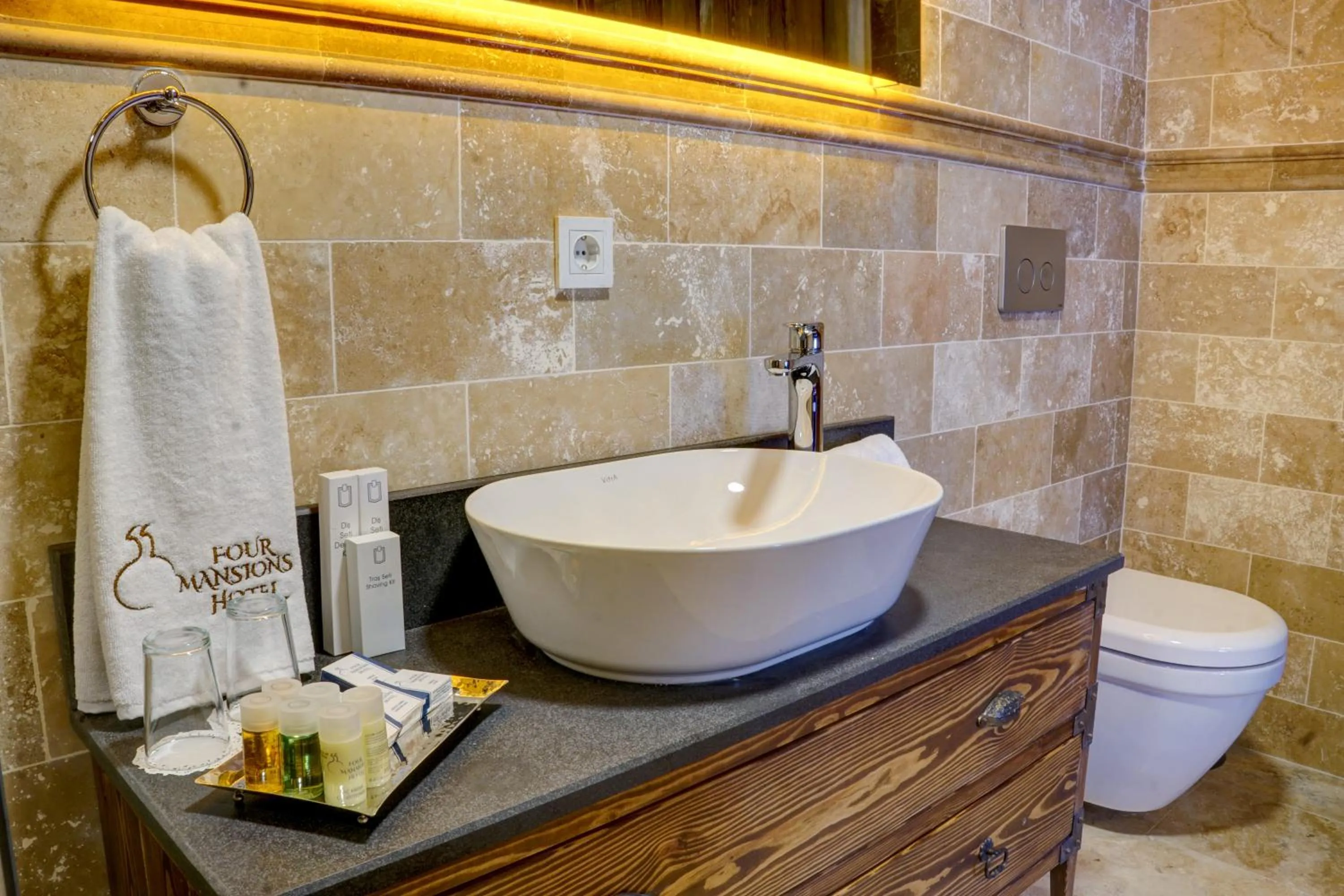 Toilet in Four Mansions Hotel