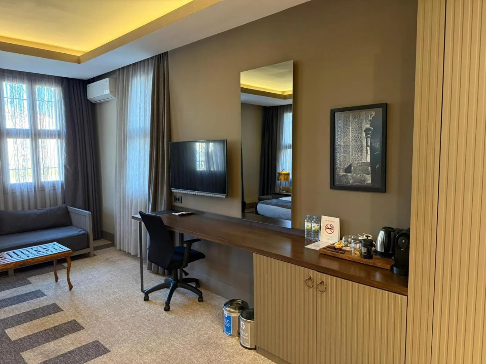 Photo of the whole room in Four Mansions Hotel