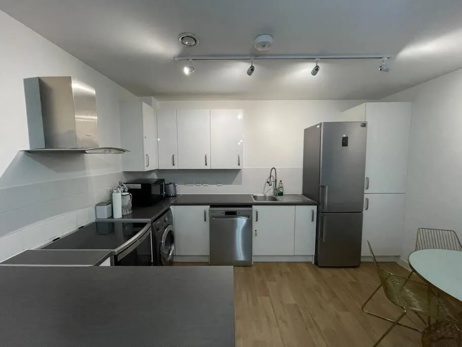 Spacious 2 Bedroom Modern Flat & Parking