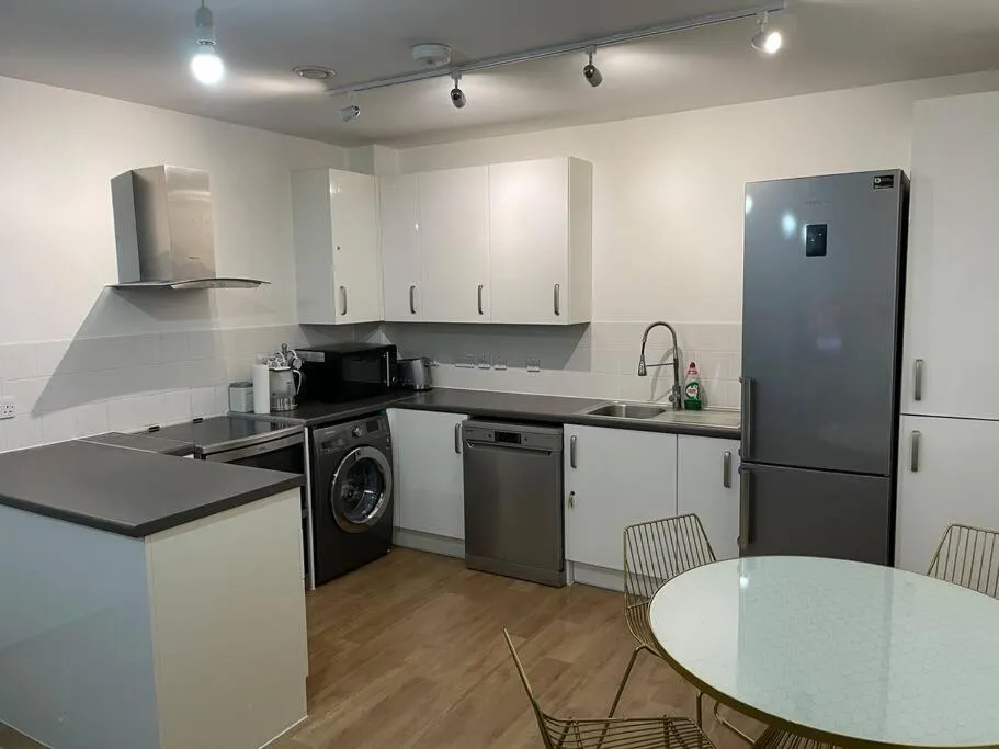 Spacious 2 Bedroom Modern Flat & Parking