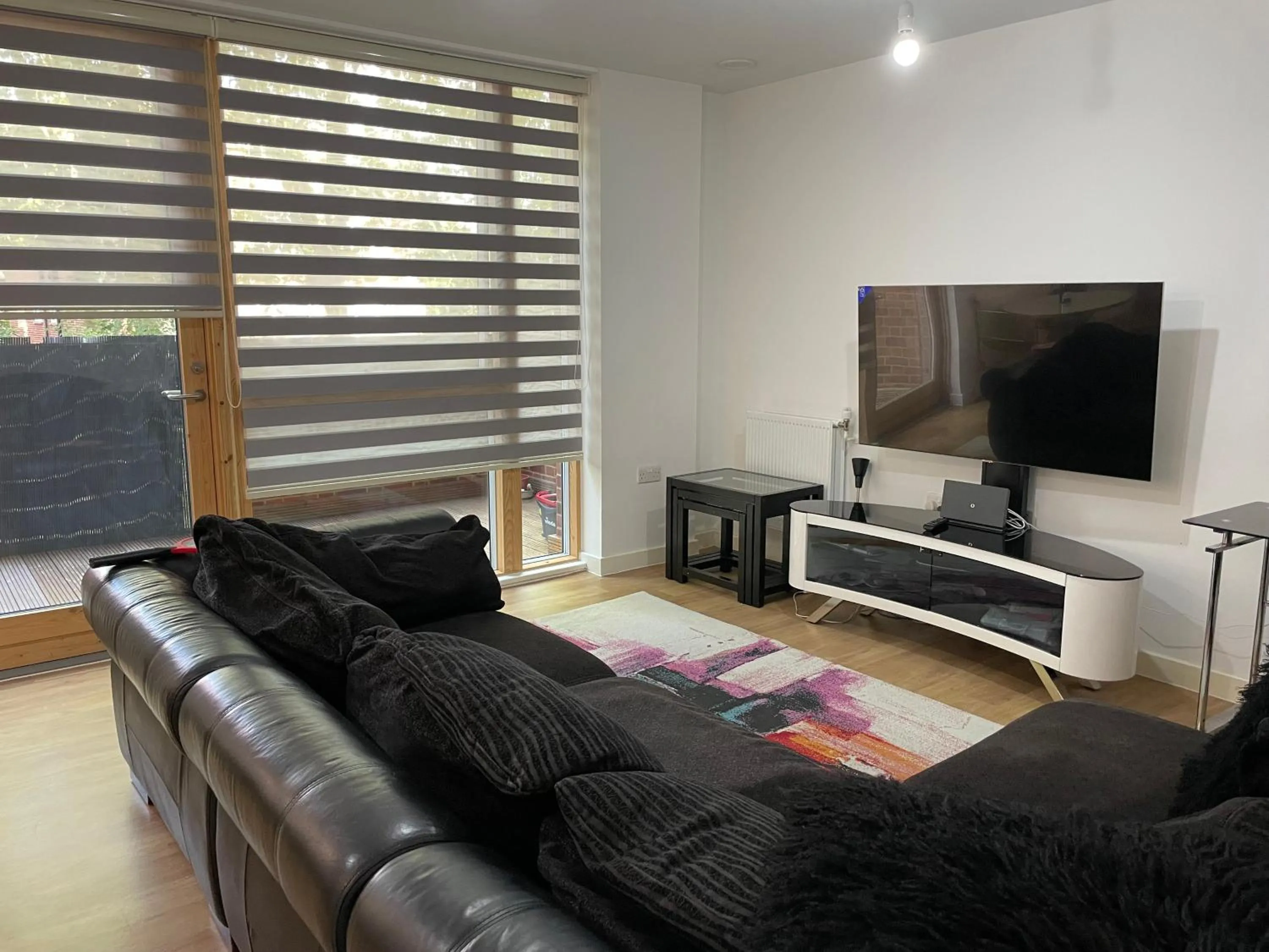 Spacious 2 Bedroom Modern Flat & Parking