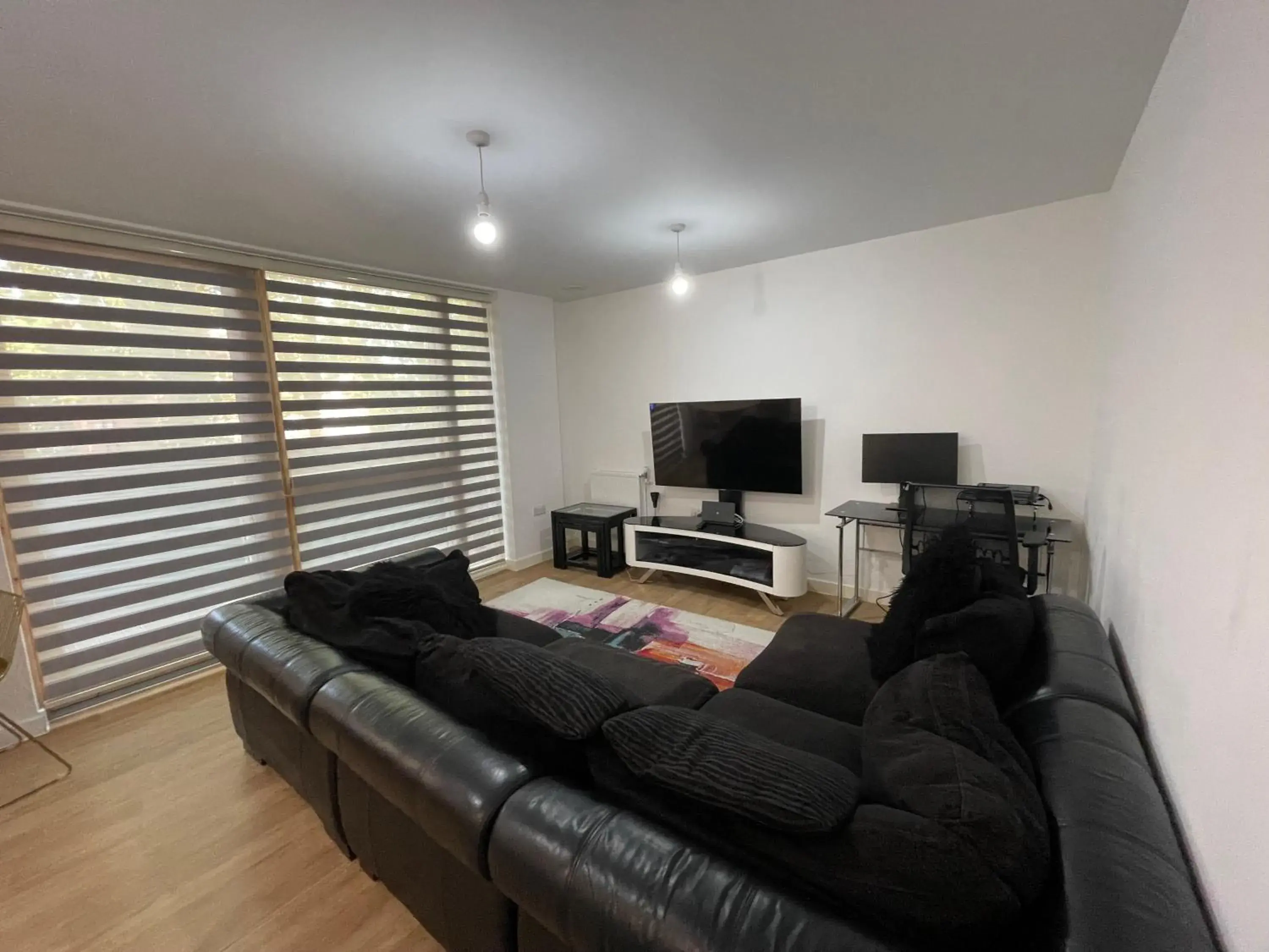 Spacious 2 Bedroom Modern Flat & Parking Spacious 2 Bedroom Modern Flat & Parking