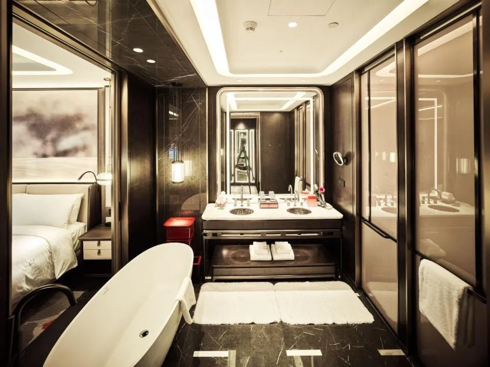 Bathroom, Bed in Diaoyutai Hotel Qingdao