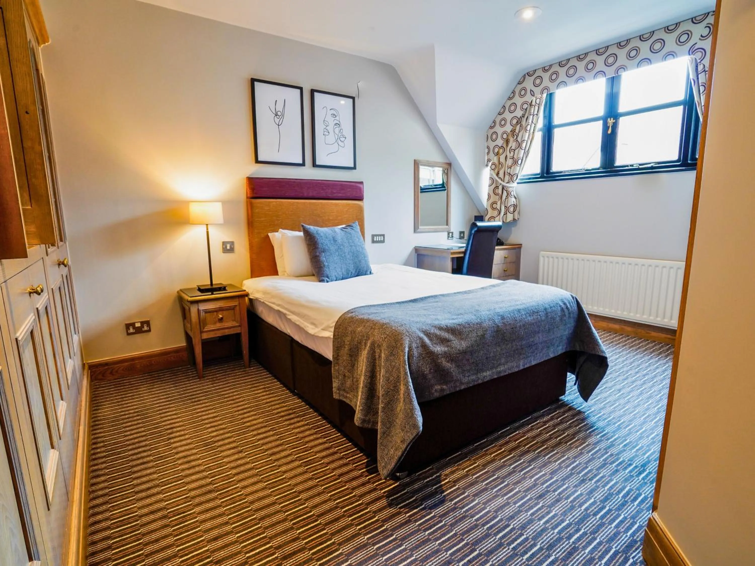 Bedroom, Bed in Villiers Hotel