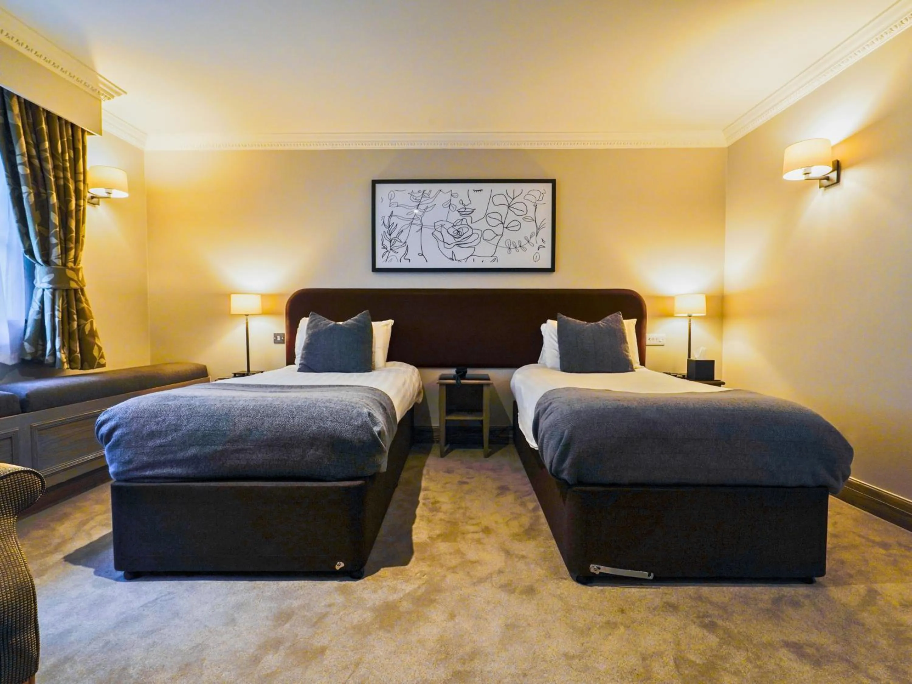 Bedroom, Bed in Villiers Hotel