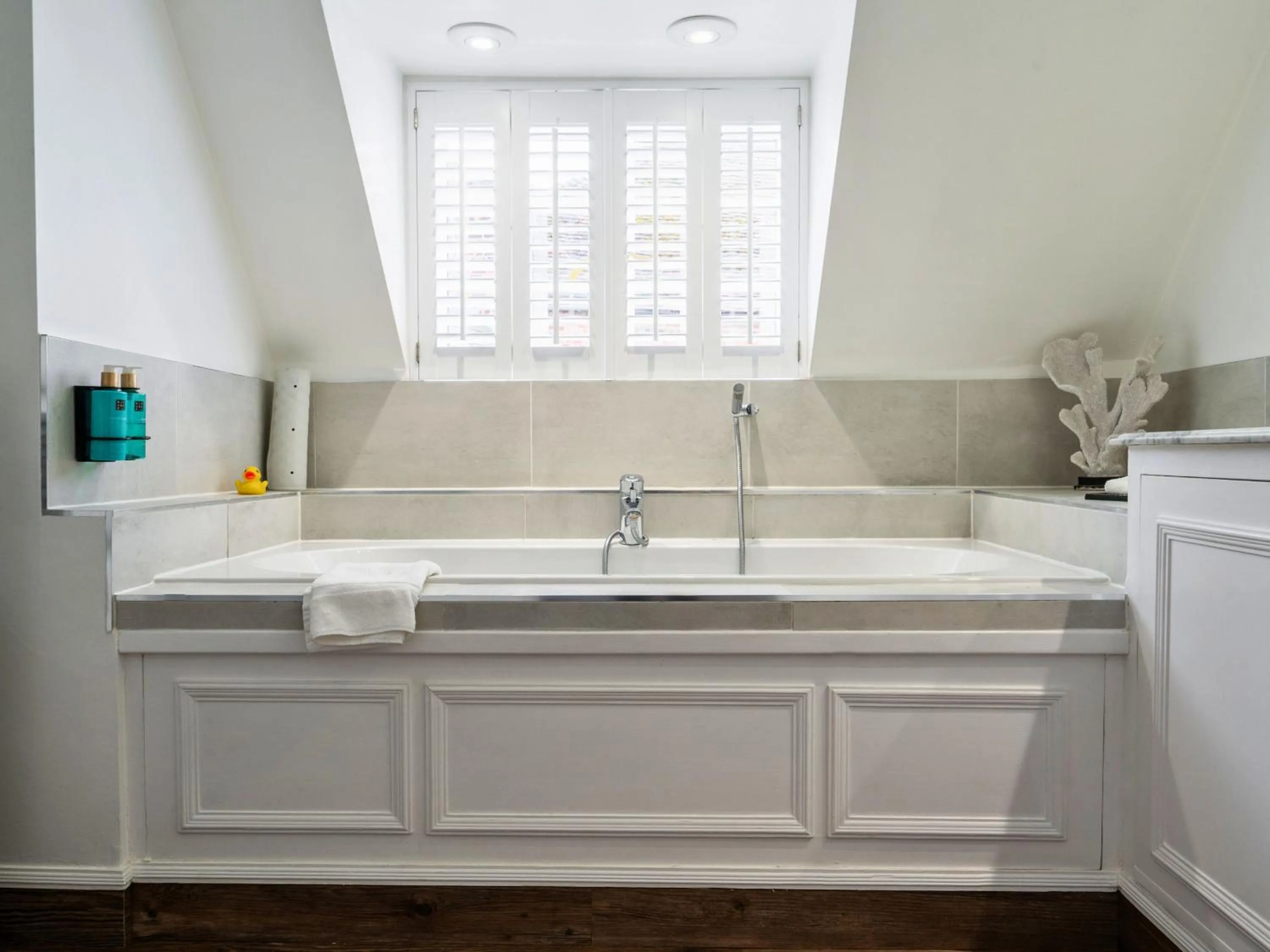 Bathroom in Villiers Hotel