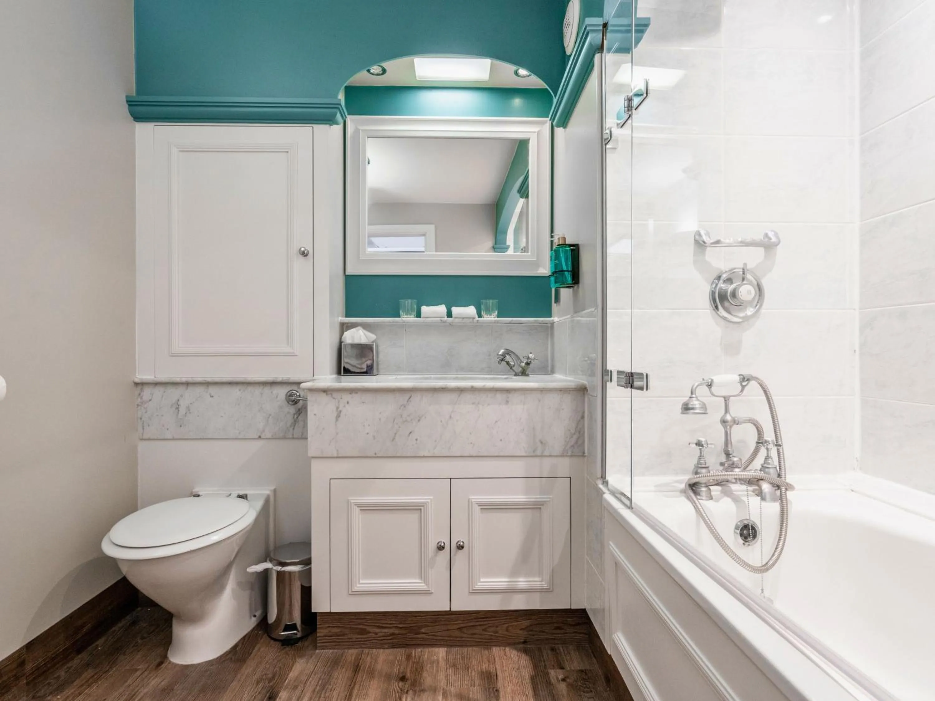 Bathroom in Villiers Hotel