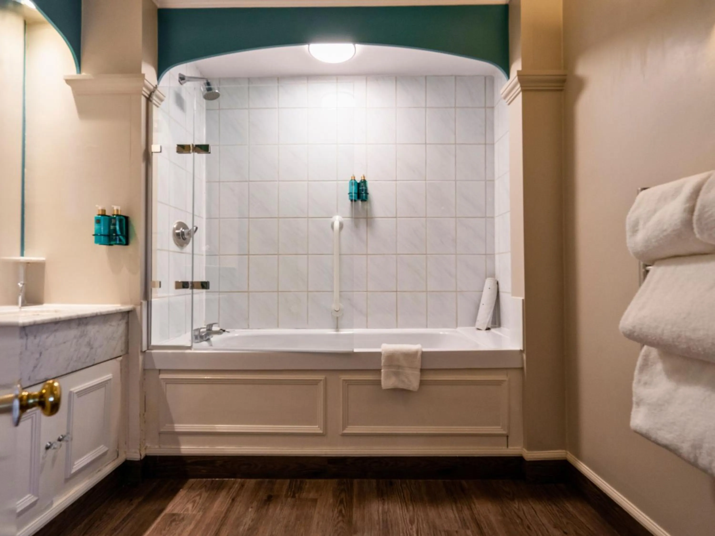 Bathroom in Villiers Hotel