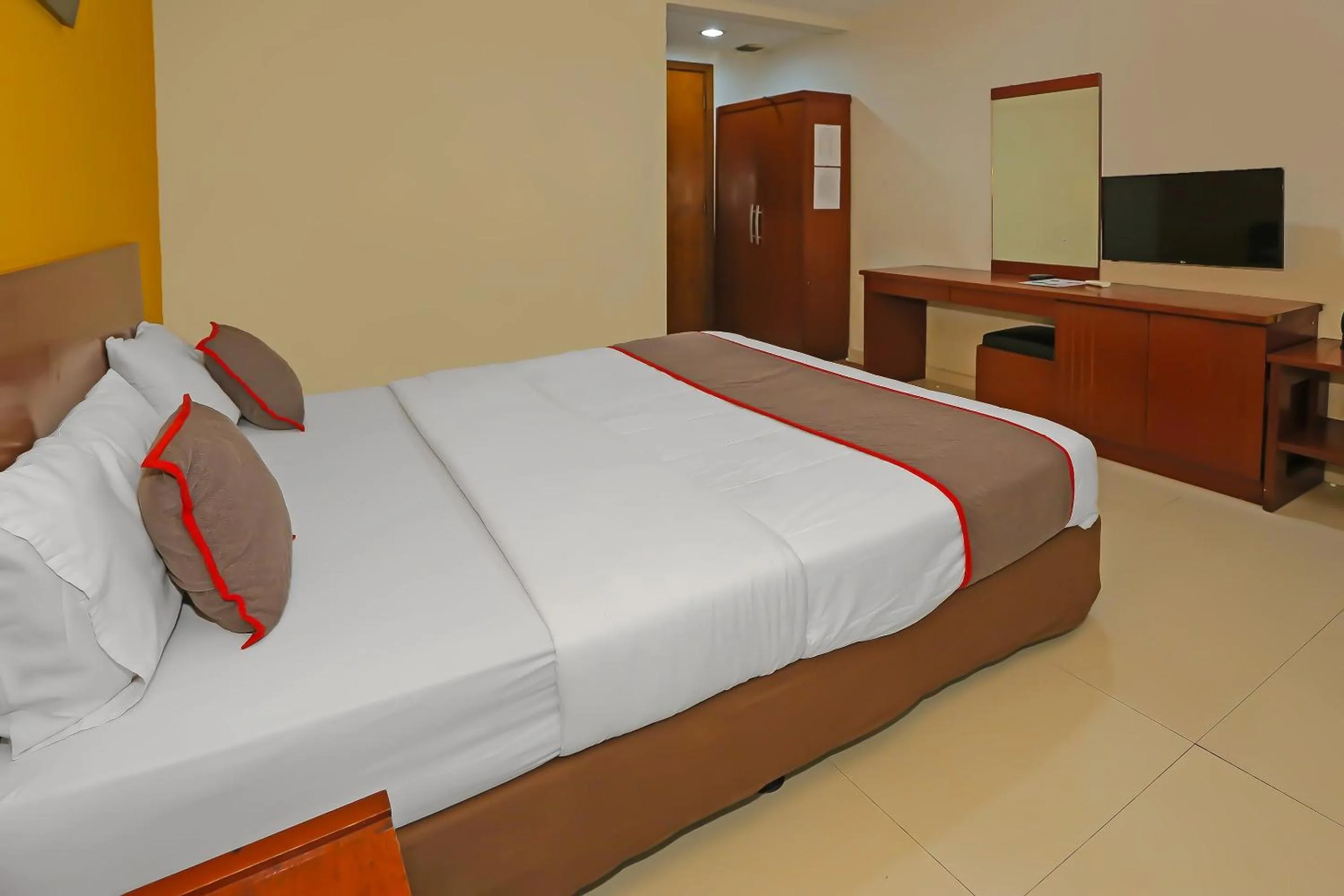 Bedroom, Bed in Townhouse OAK Hotel Fiducia Pasar Minggu