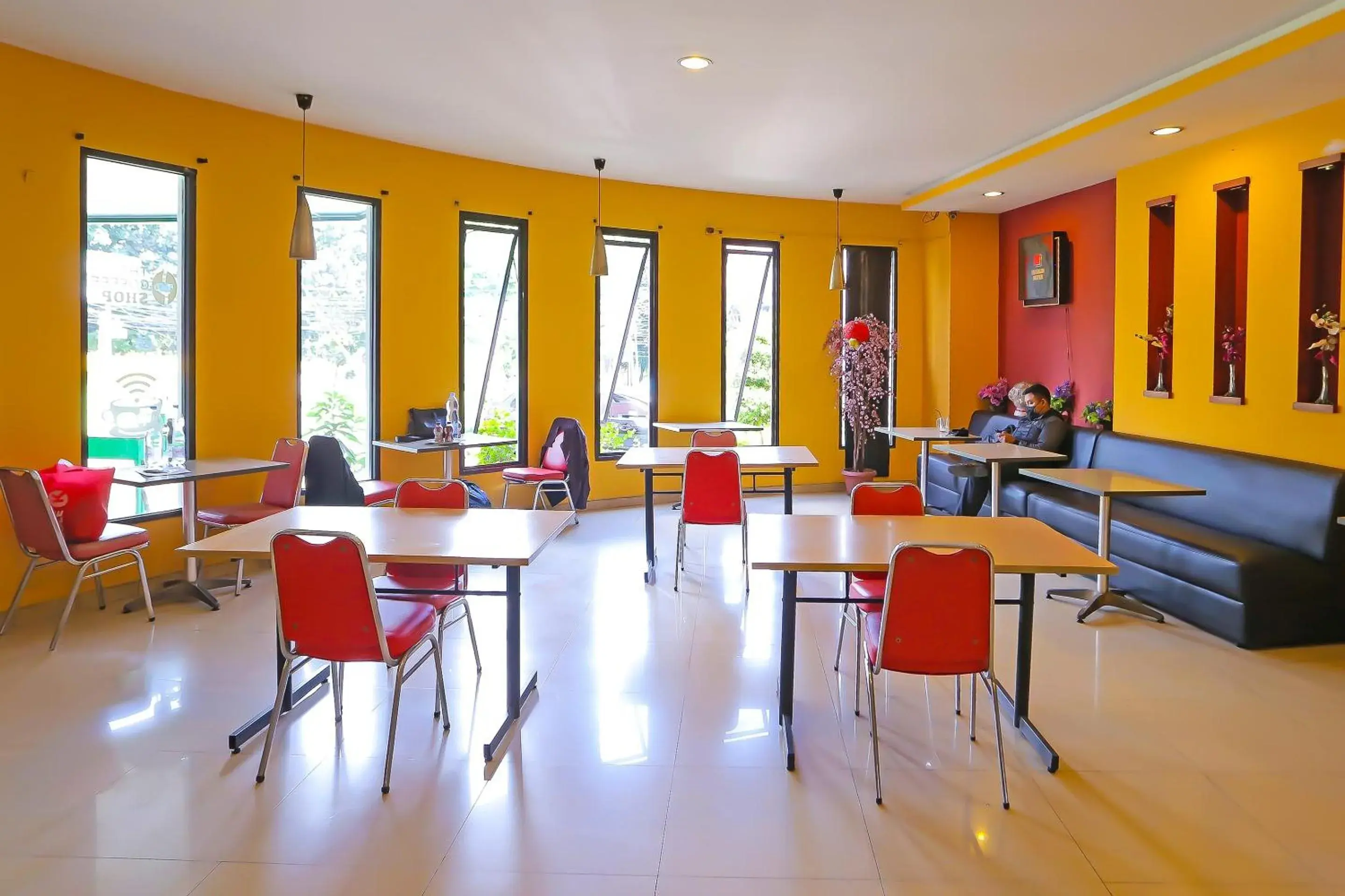 Lobby or reception in Townhouse OAK Hotel Fiducia Pasar Minggu Lobby or reception in Townhouse OAK Hotel Fiducia Pasar Minggu