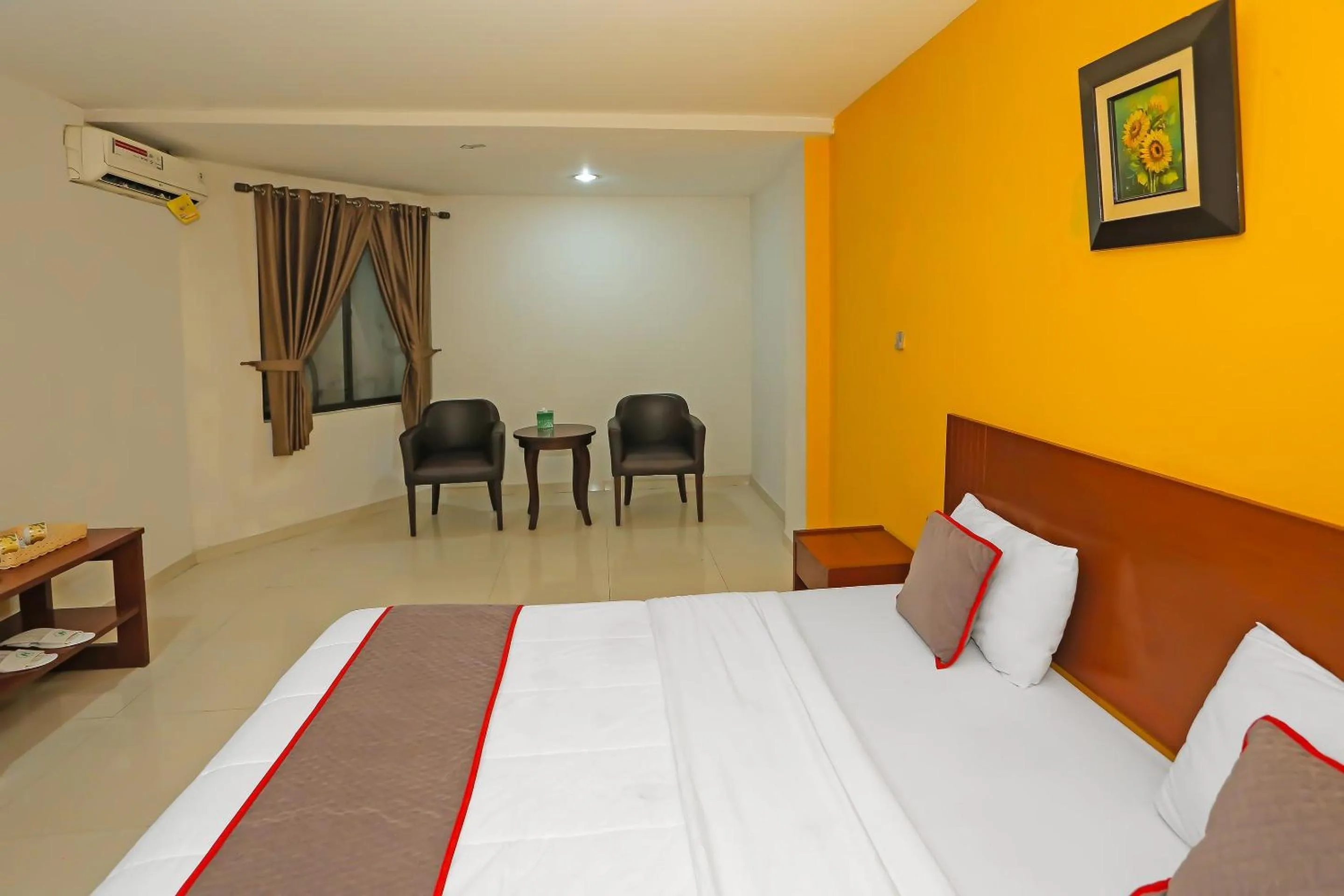 Bedroom, Bed in Townhouse OAK Hotel Fiducia Pasar Minggu