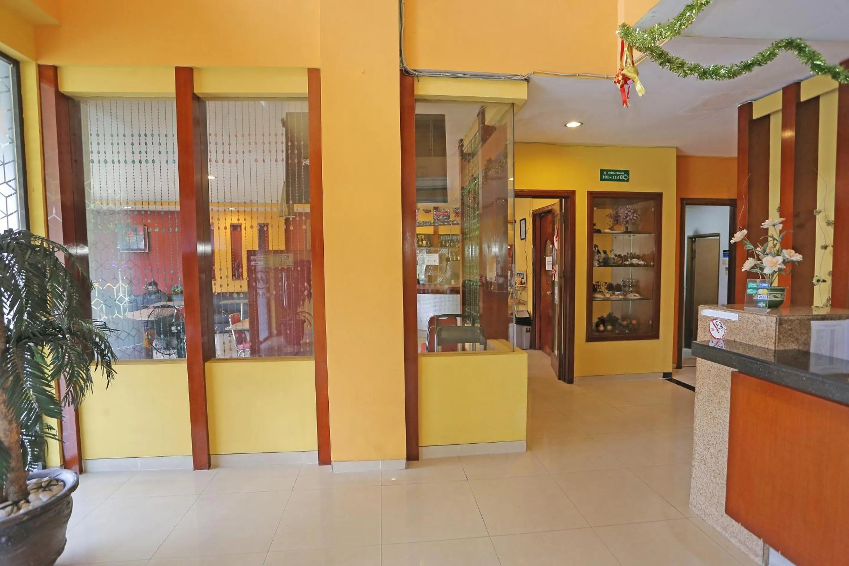 Lobby or reception in Townhouse OAK Hotel Fiducia Pasar Minggu