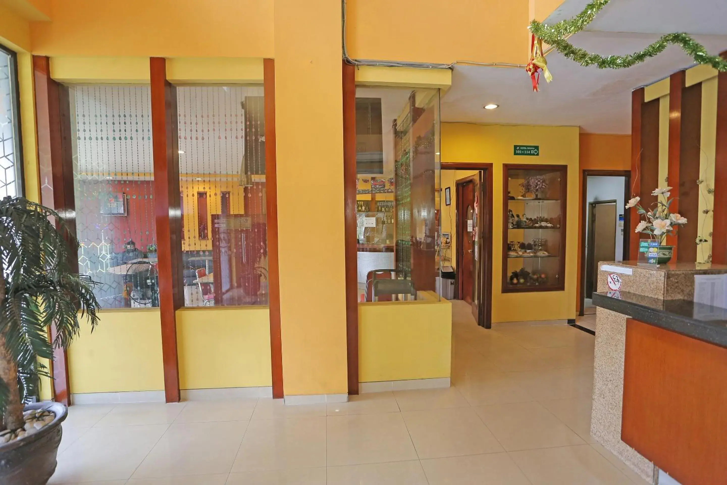 Lobby or reception in Townhouse OAK Hotel Fiducia Pasar Minggu Lobby or reception in Townhouse OAK Hotel Fiducia Pasar Minggu