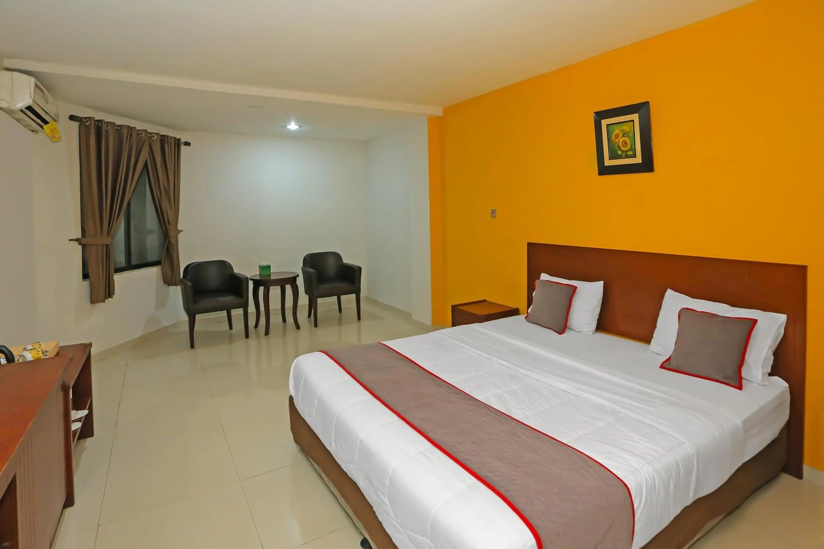 Bedroom, Bed in Townhouse OAK Hotel Fiducia Pasar Minggu