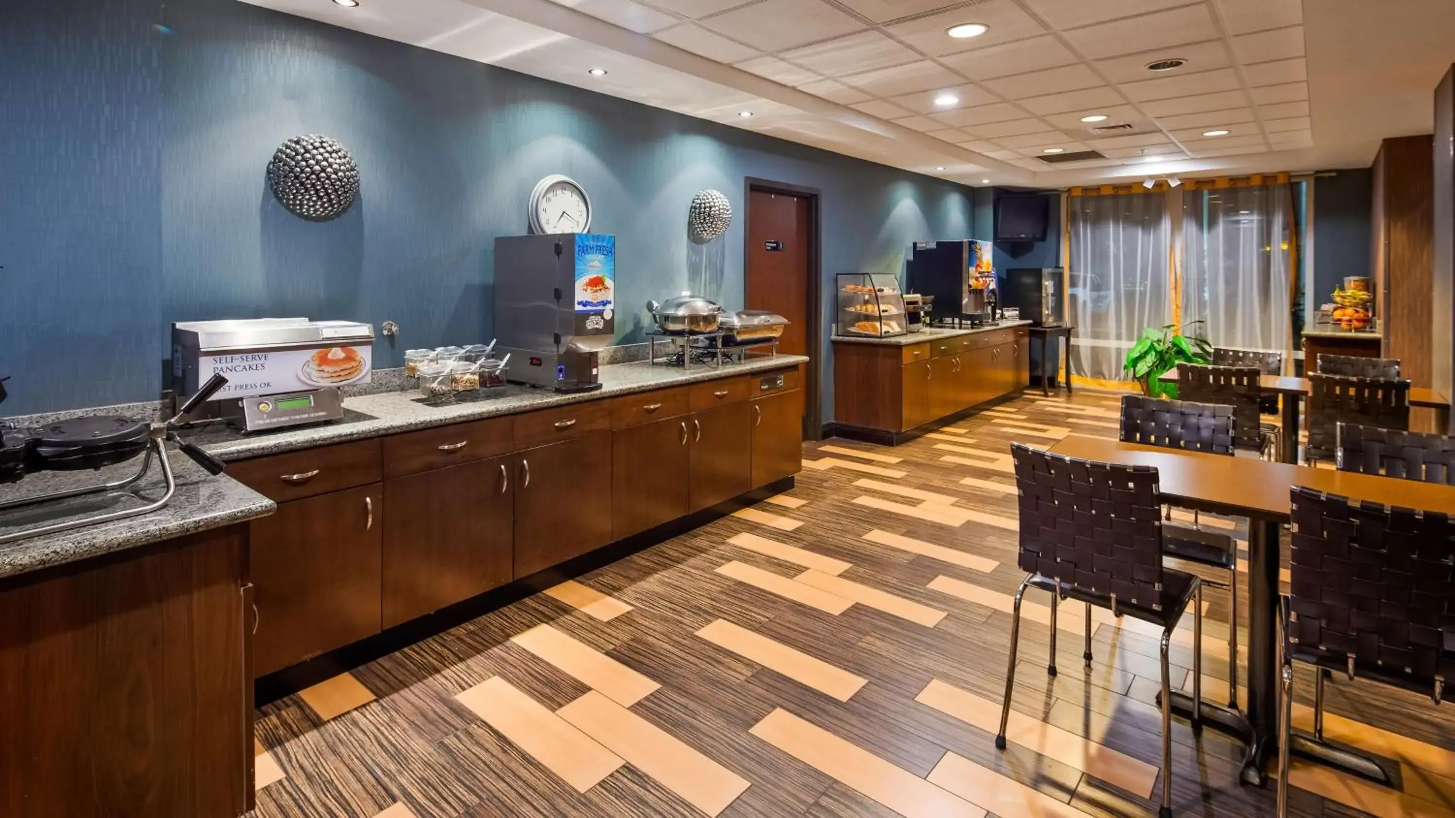 Breakfast in Best Western Plus Chain of Lakes Inn & Suites Breakfast in Best Western Plus Chain of Lakes Inn & Suites