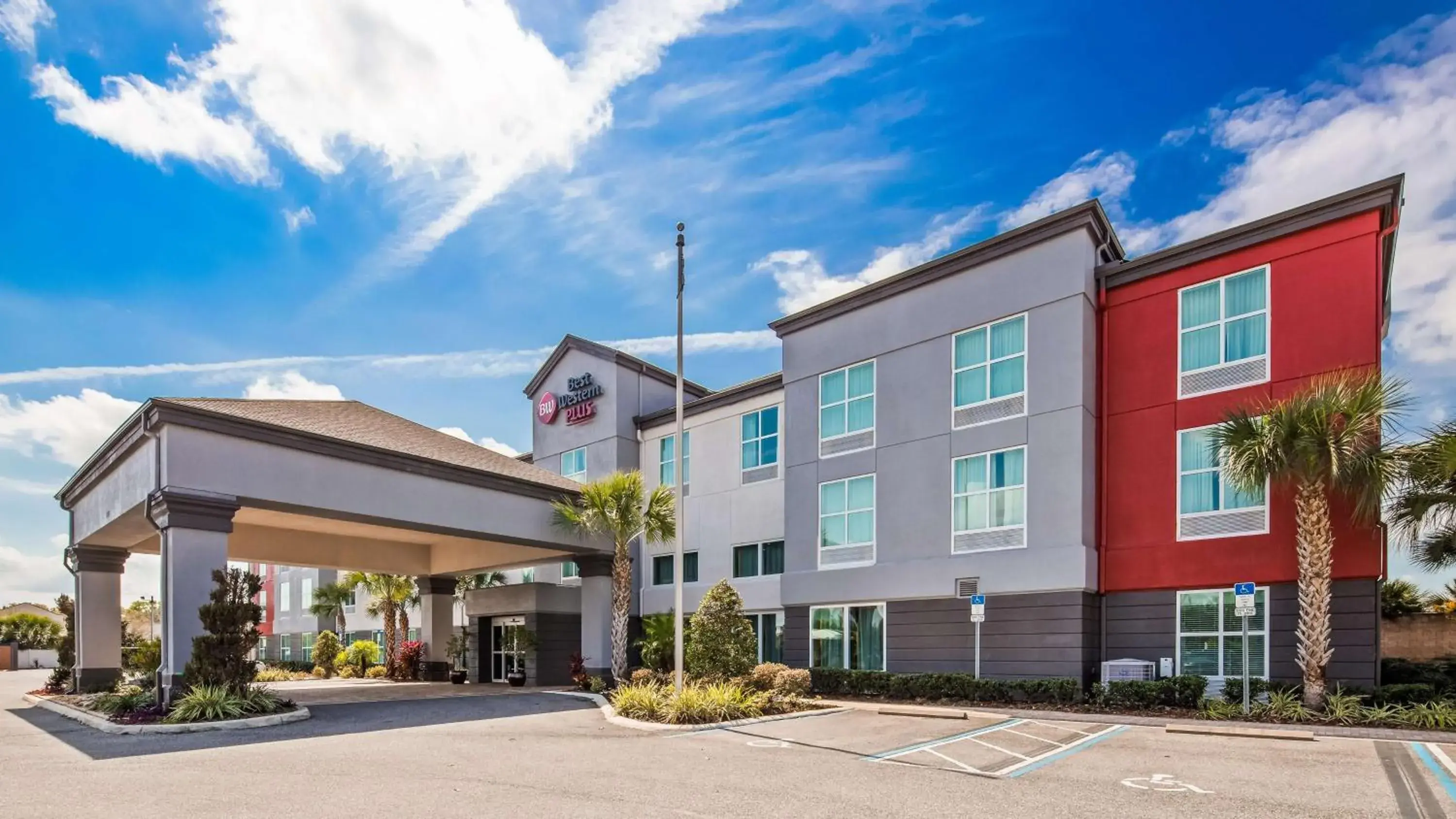Property building in Best Western Plus Chain of Lakes Inn & Suites Property building in Best Western Plus Chain of Lakes Inn & Suites