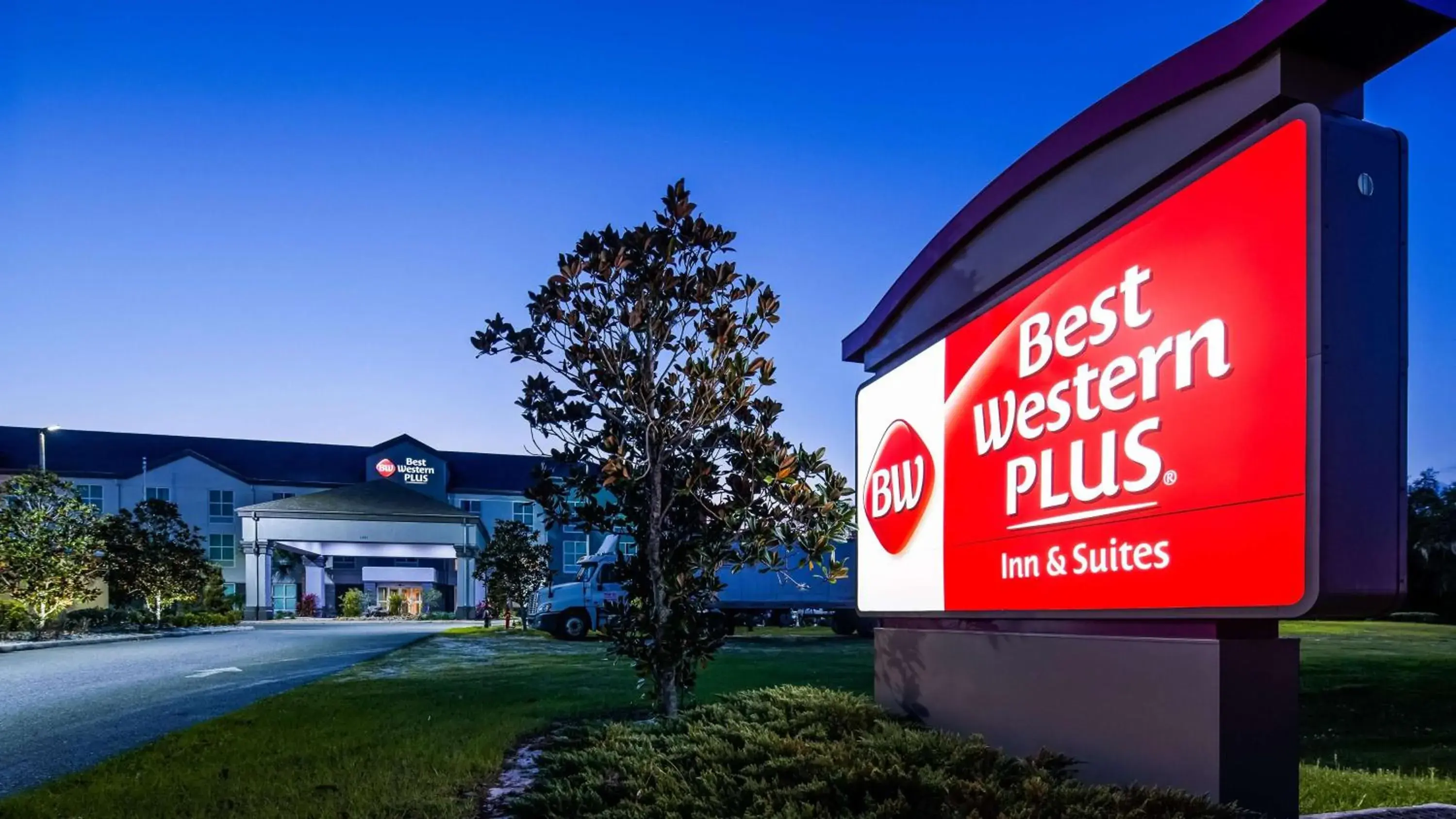 Property building in Best Western Plus Chain of Lakes Inn & Suites Property building in Best Western Plus Chain of Lakes Inn & Suites