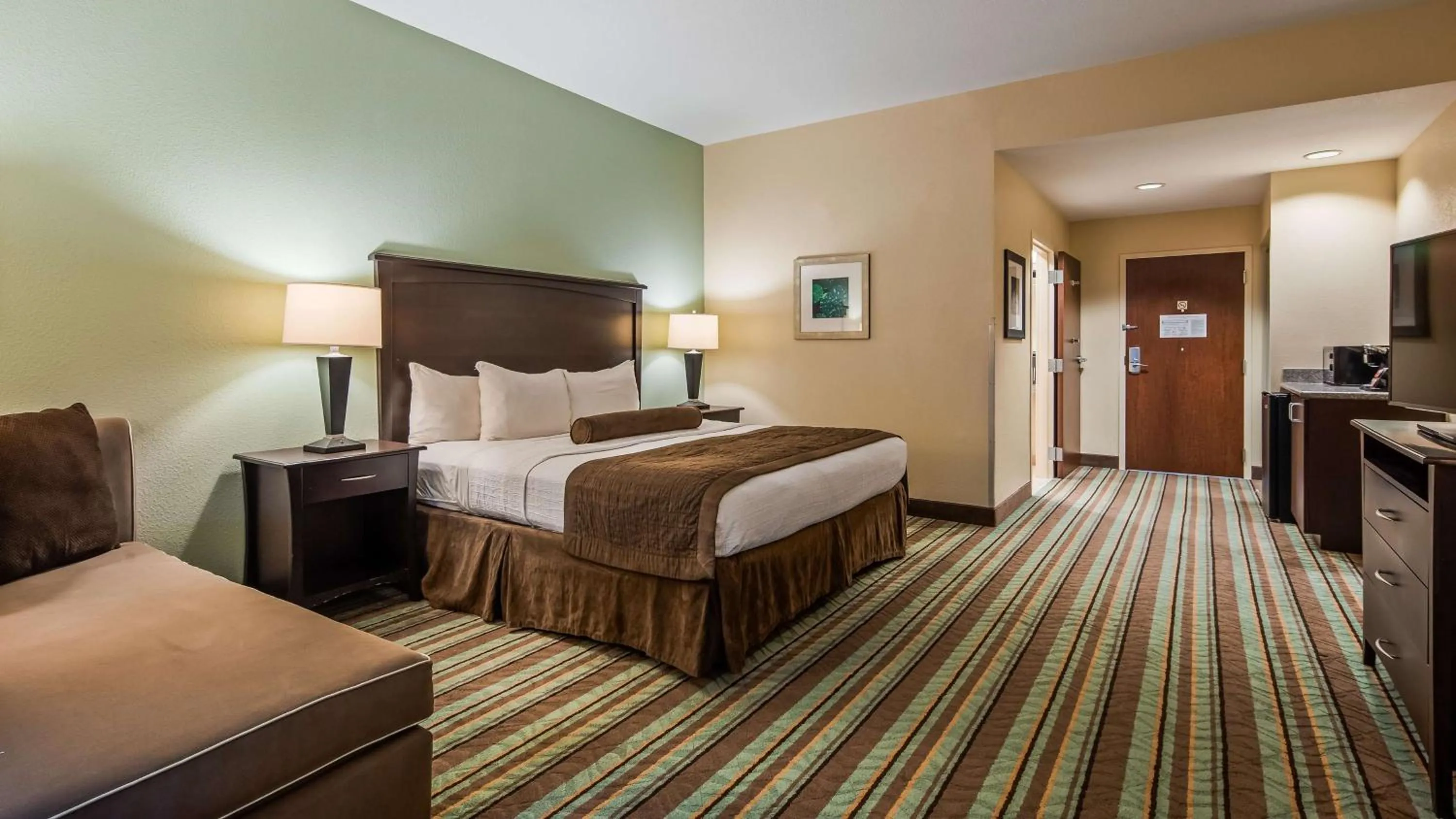 Photo of the whole room, Bed in Best Western Plus Chain of Lakes Inn & Suites
