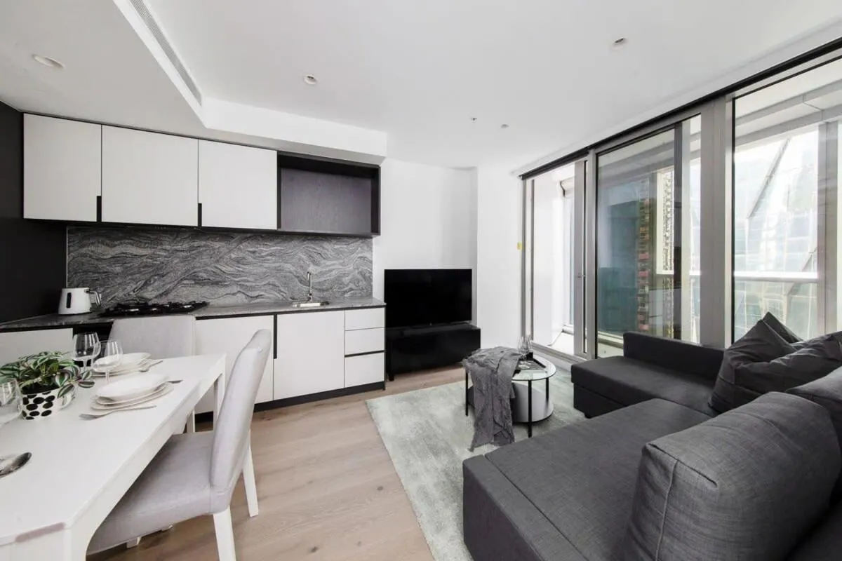 A Spacious & Lux Apt for 5 Next to Southern Cross