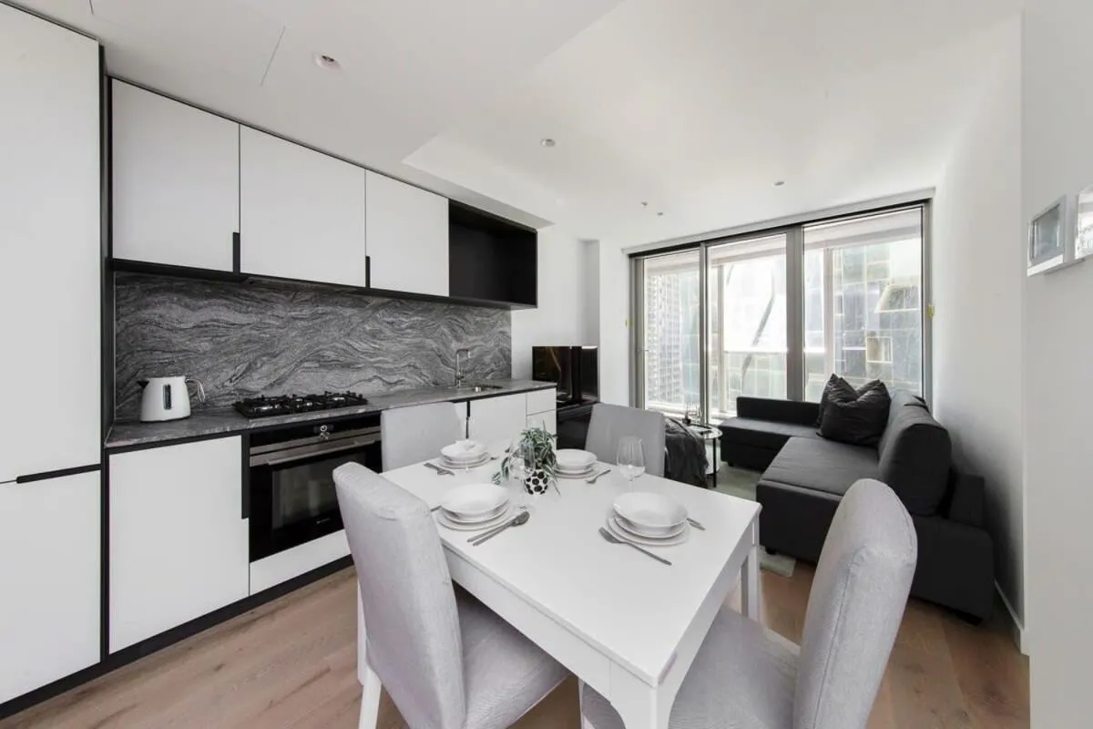 A Spacious & Lux Apt for 5 Next to Southern Cross