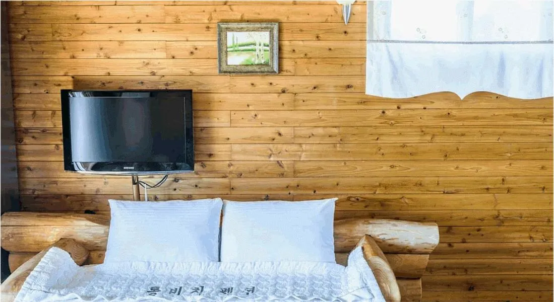 Bed in Long Beach Pension