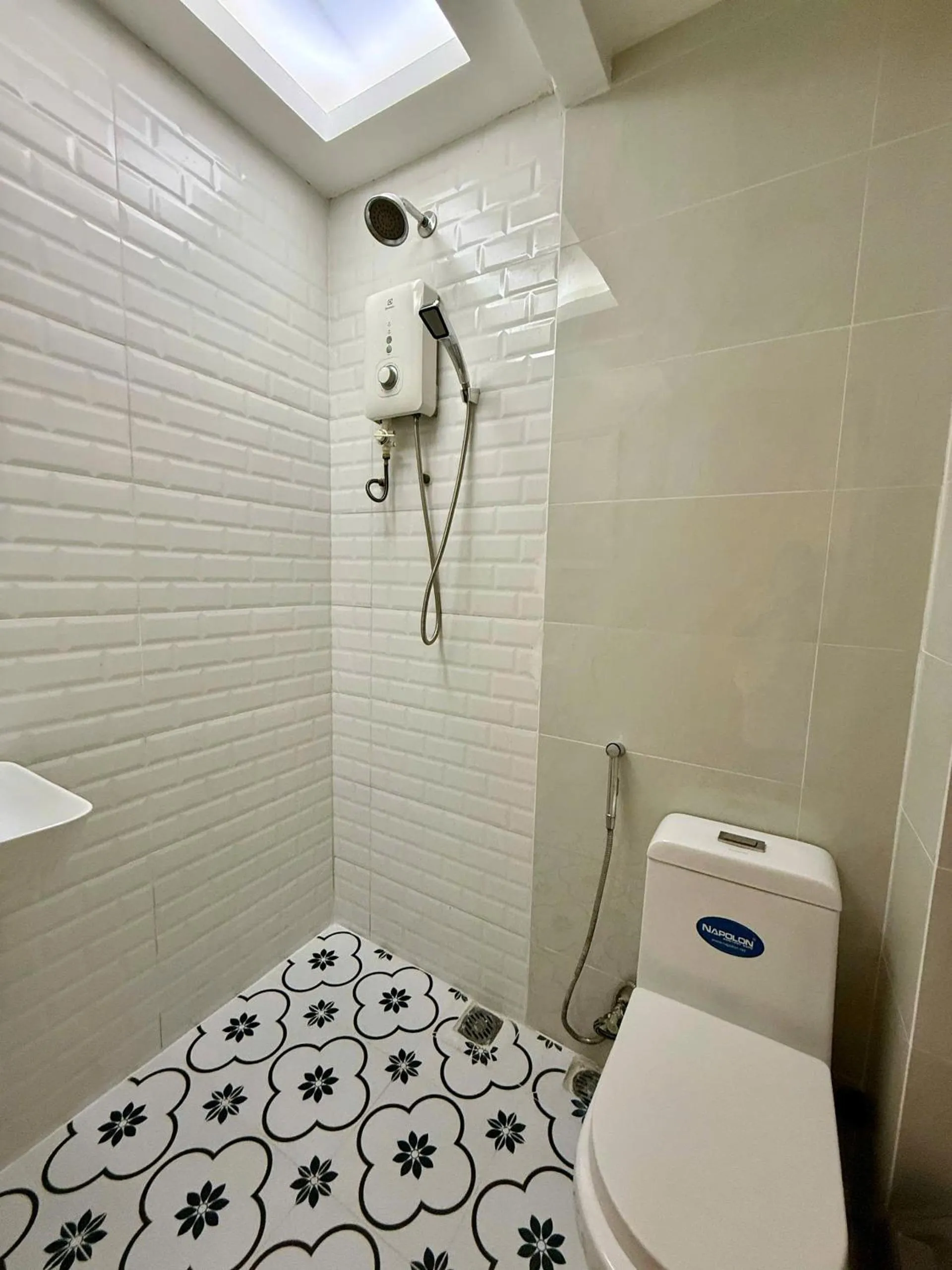 Toilet in Lily Hostel