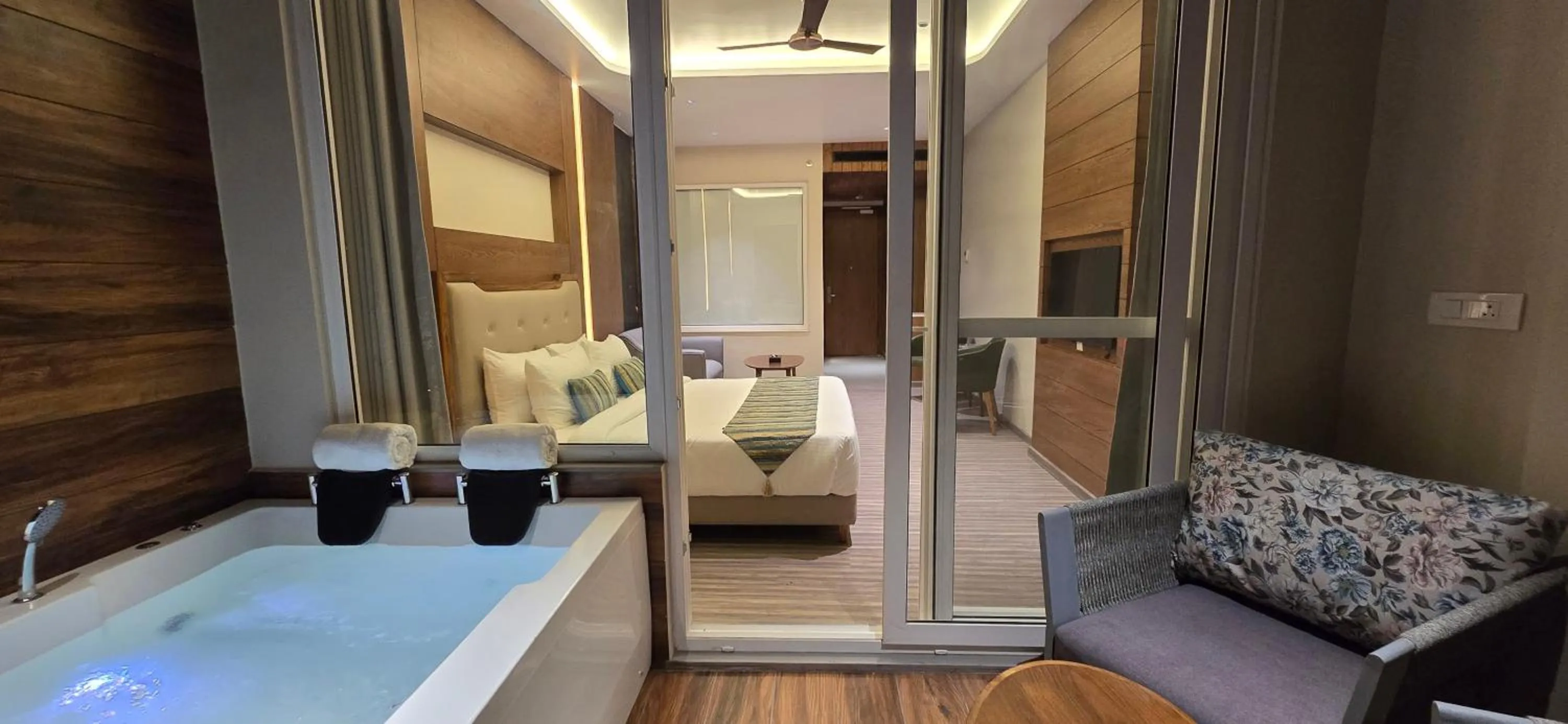 Photo of the whole room in OREN Kasauli