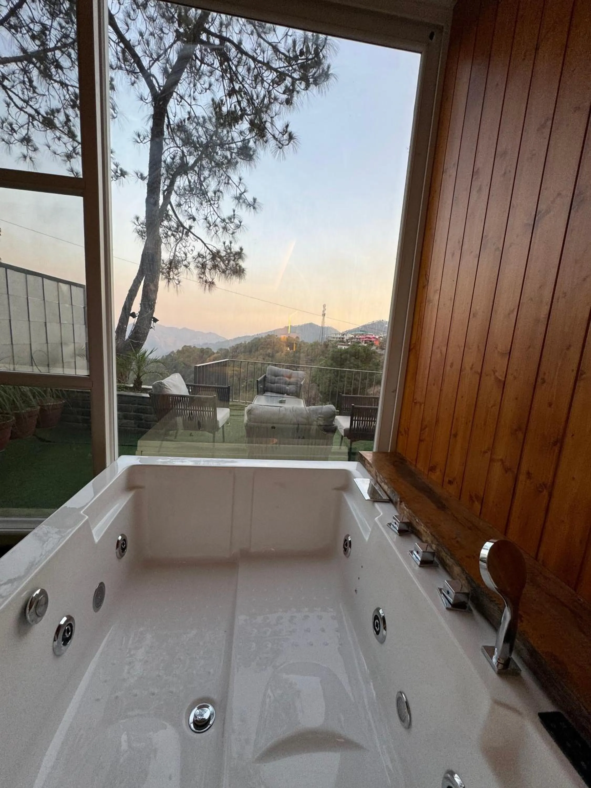 Bath in OREN Kasauli