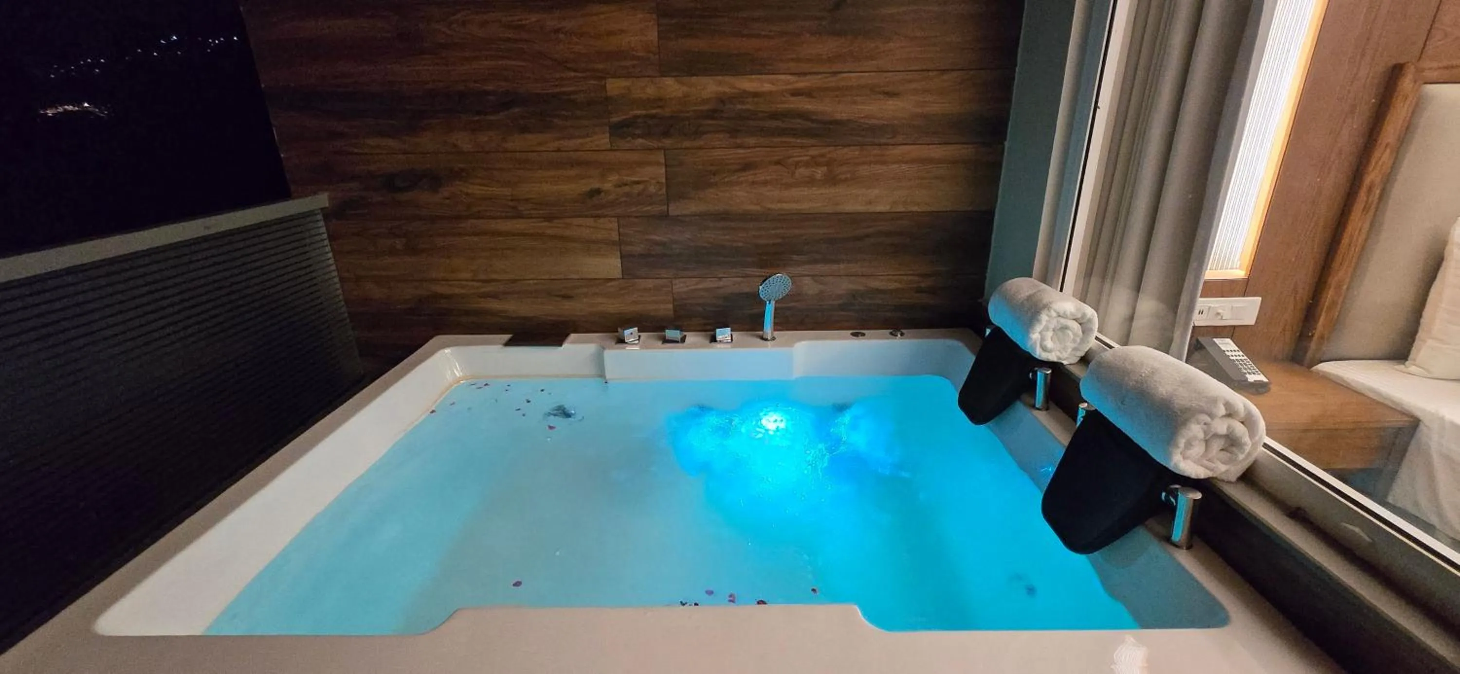 Hot Tub in OREN Kasauli