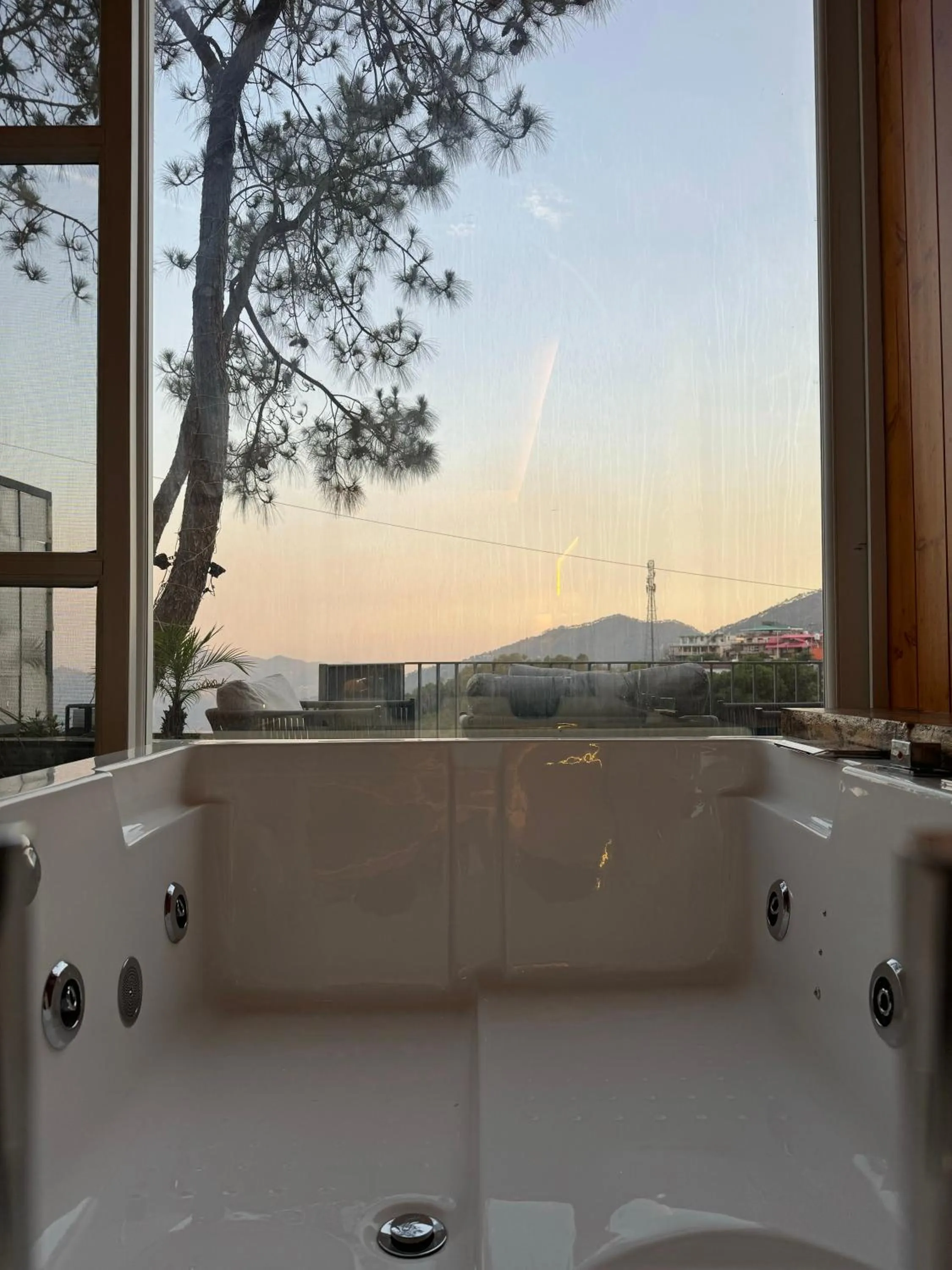 Bath in OREN Kasauli