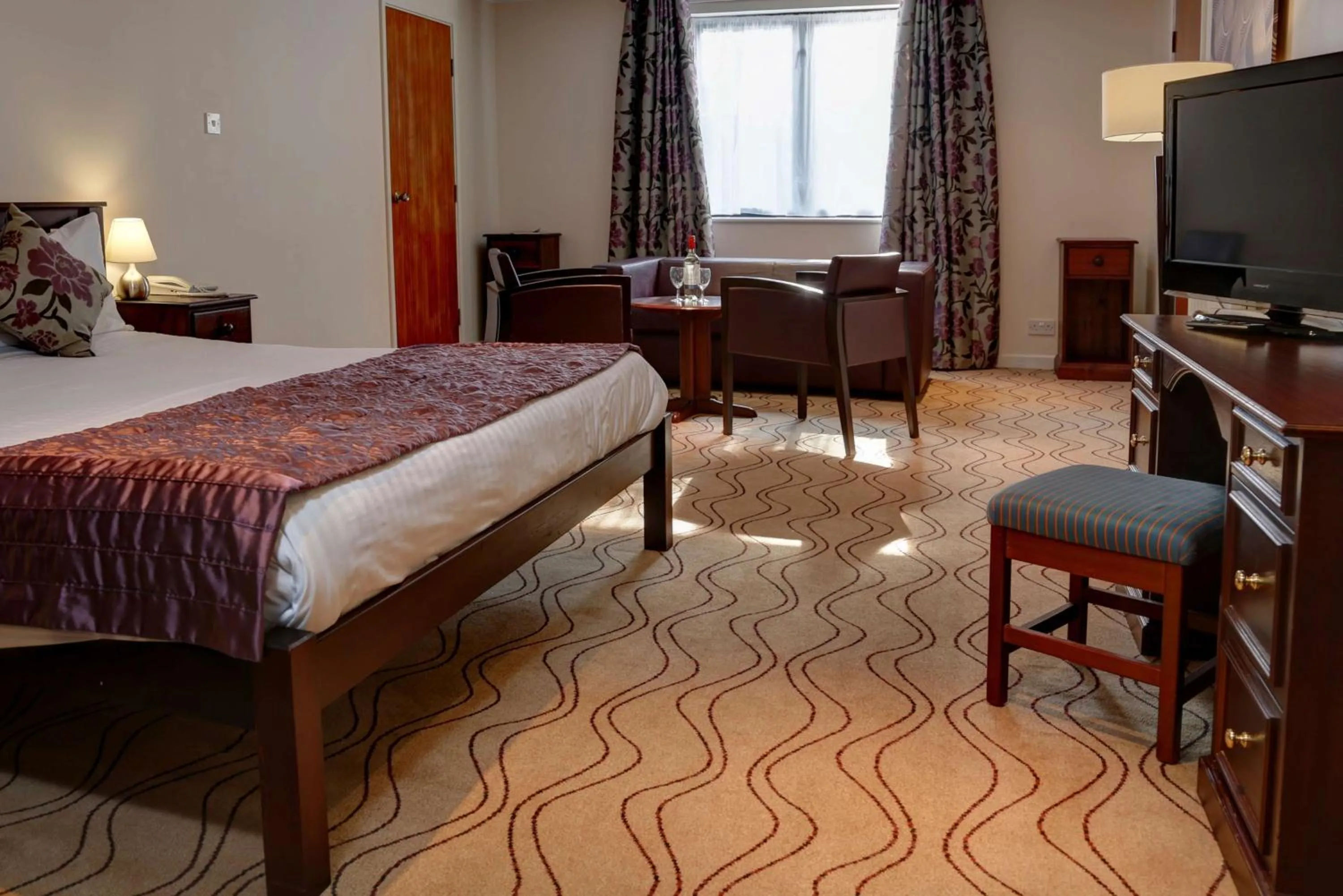 Photo of the whole room, TV/Entertainment Center in Best Western Buckingham Hotel