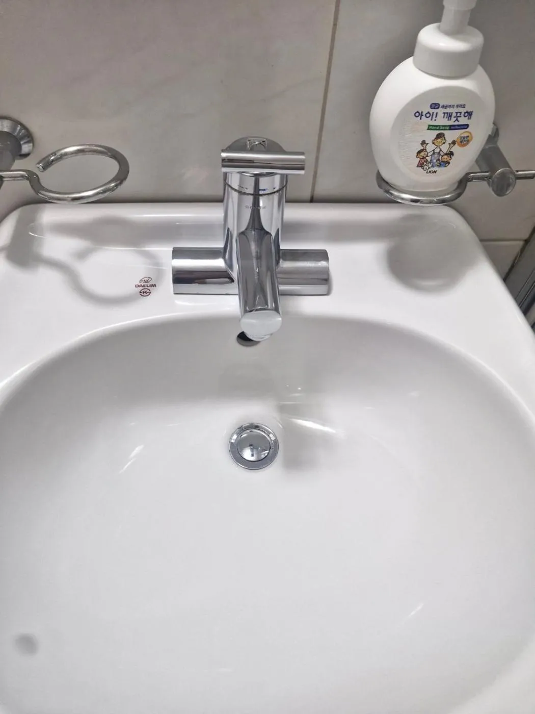 Hongdae Guesthouse 1min from Hongik Uni station Exit #1