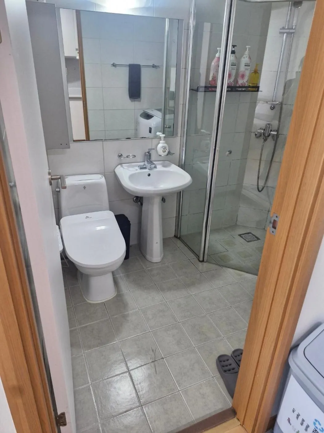 Hongdae Guesthouse 1min from Hongik Uni station Exit #1