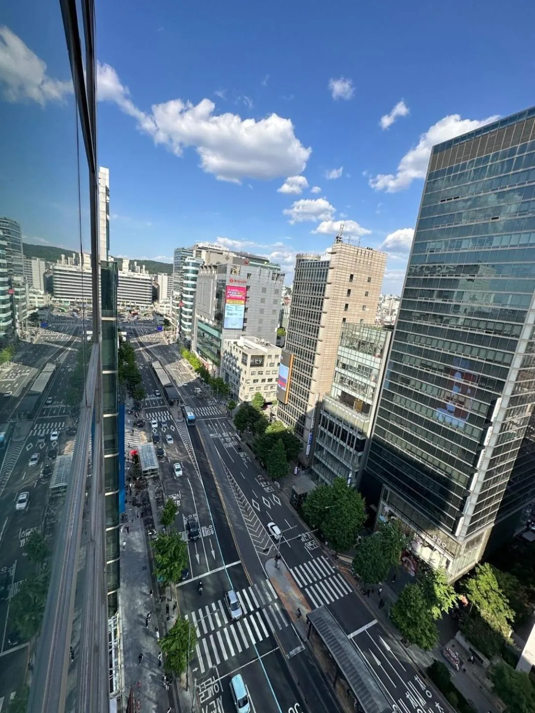 Street view in Hongdae Guesthouse 1min from Hongik Uni station Exit #1