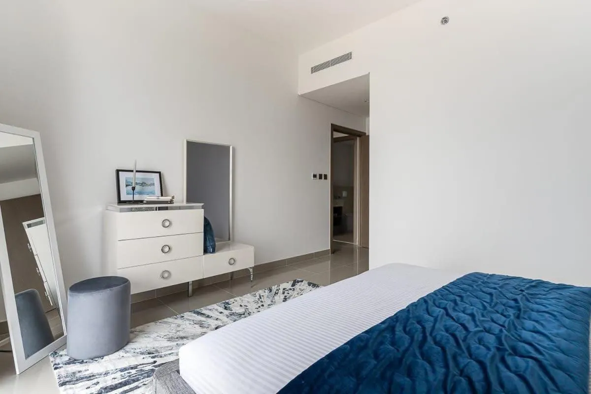 Bed in Frank Porter - 17 Icon Bay