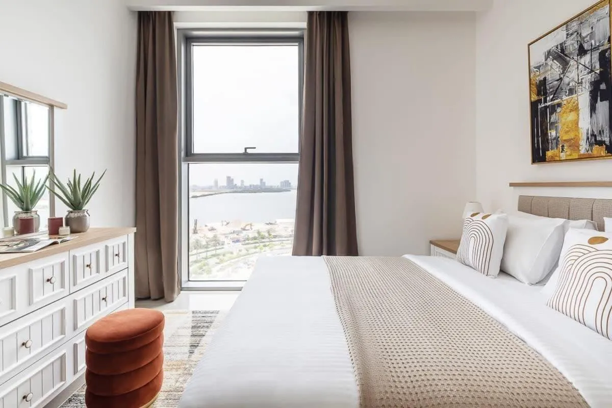 Bed in Frank Porter - 17 Icon Bay