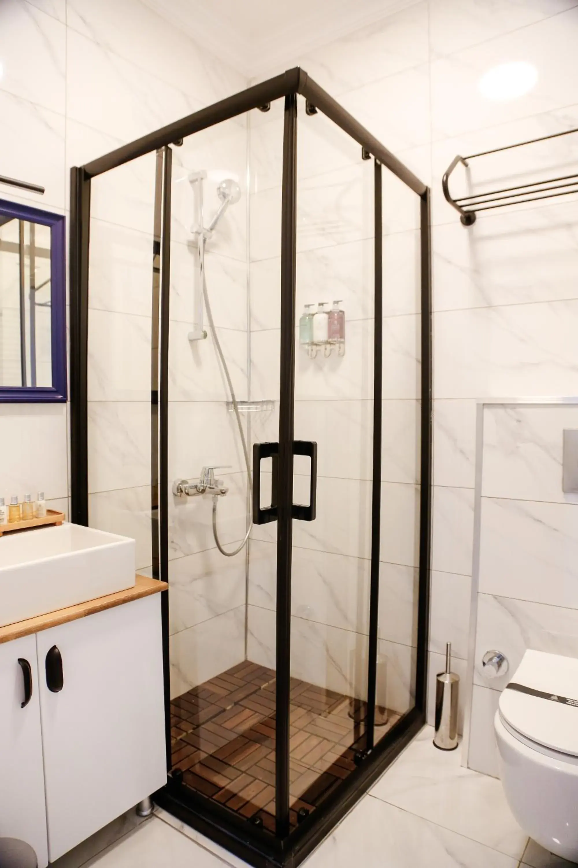 Shower in Istiklal Street Taksim House Yamalya Hotel Shower in Istiklal Street Taksim House Yamalya Hotel