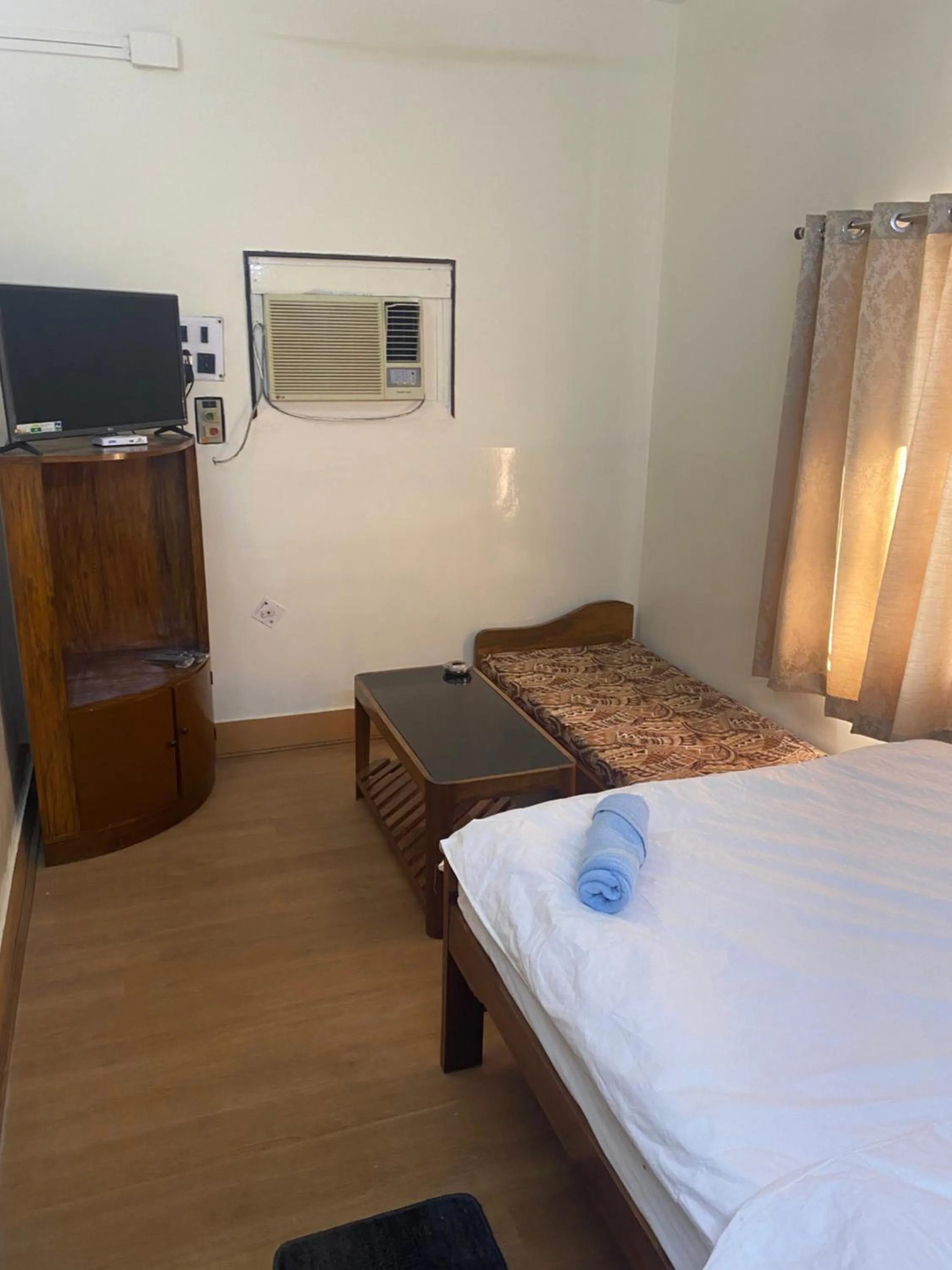 Living room, Bed in Hotel Mayur